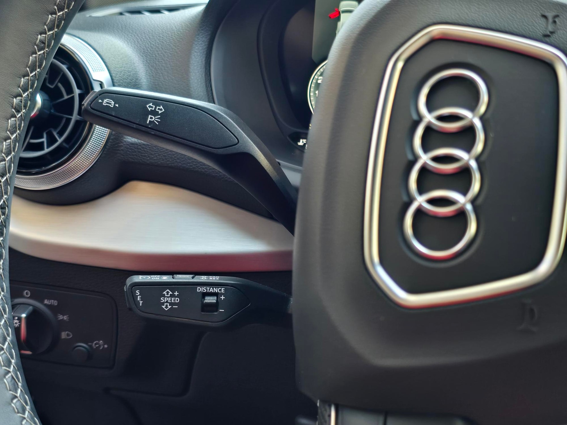 AUDI Q2 40 TFSI S line quattro S-tronic-image-13