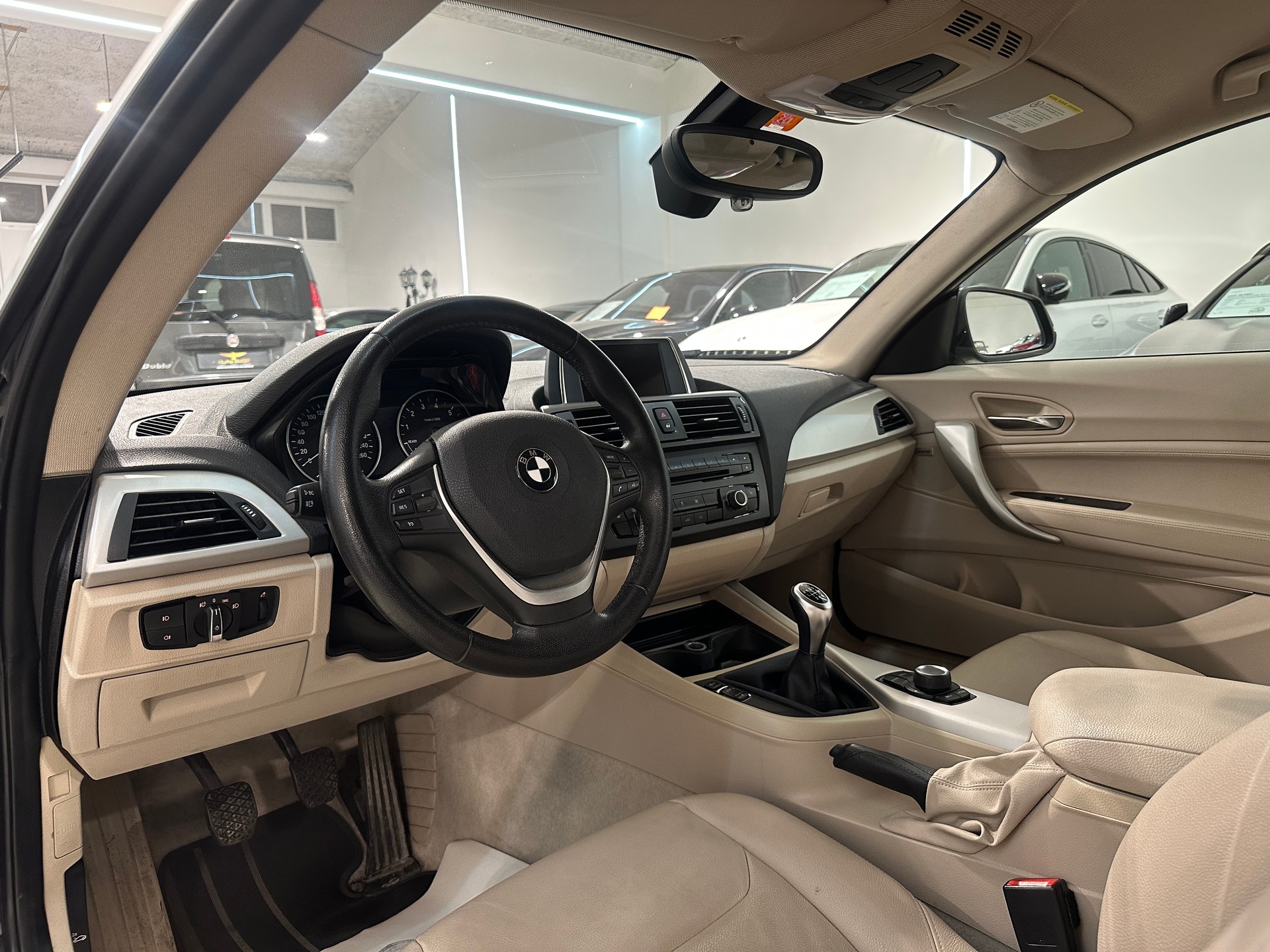 BMW 116i Urban Line-showroom-element-1