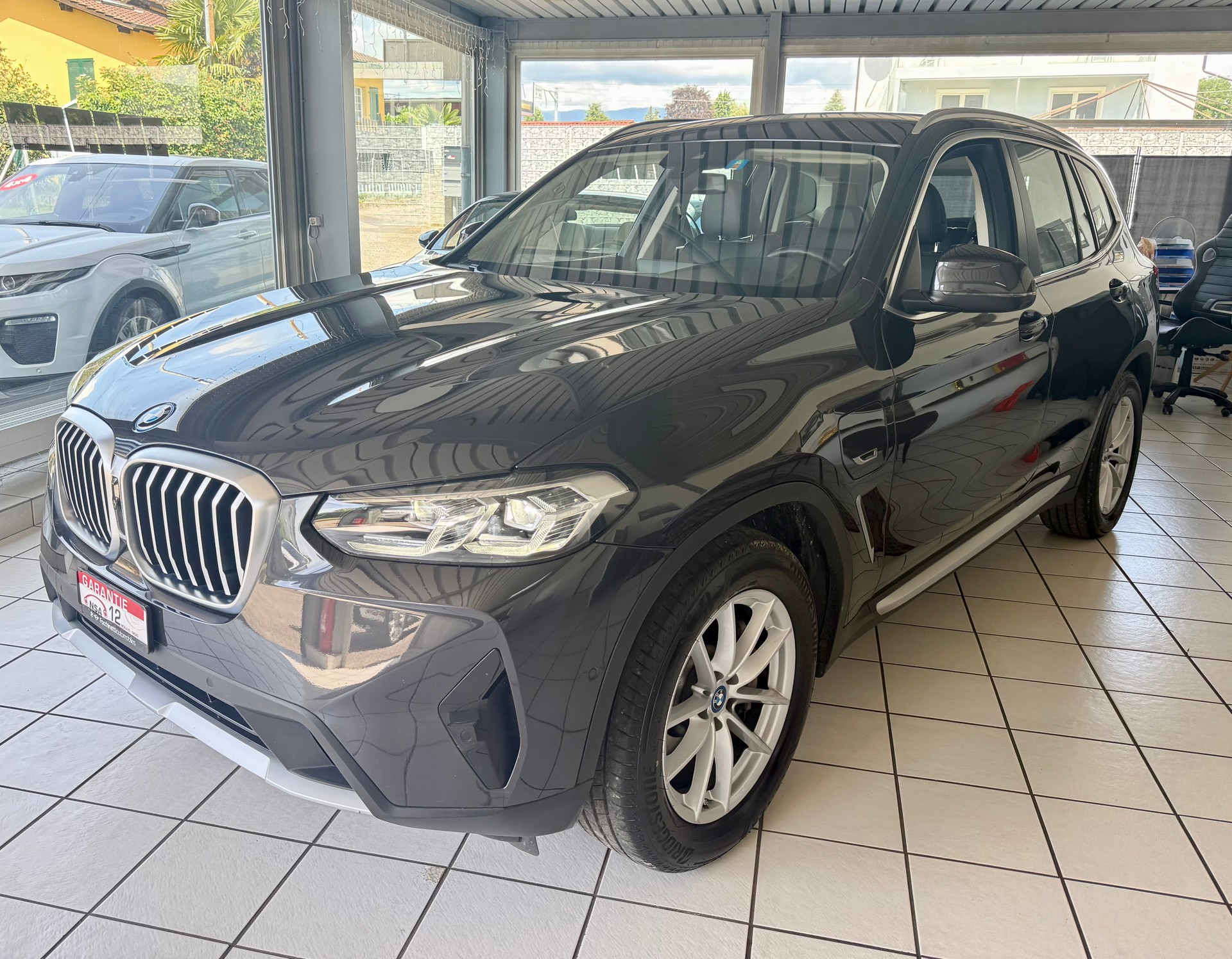 BMW X3 xDrive 30e-showroom-element-2