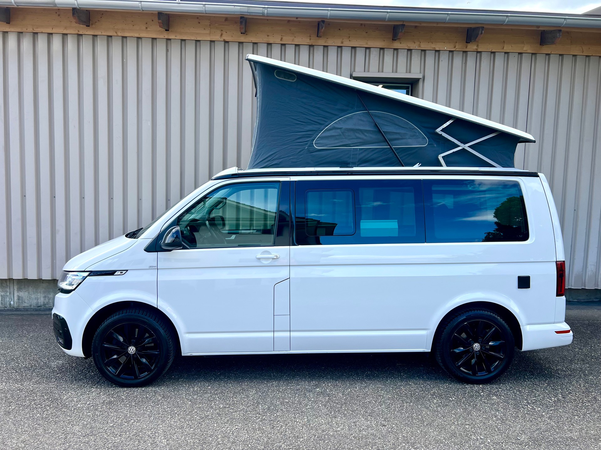 VW T6.1 California 2.0 TDI Beach Edition Liberty 4Motion DSG by Nutzfahrzeugcenter Seetal-image-6