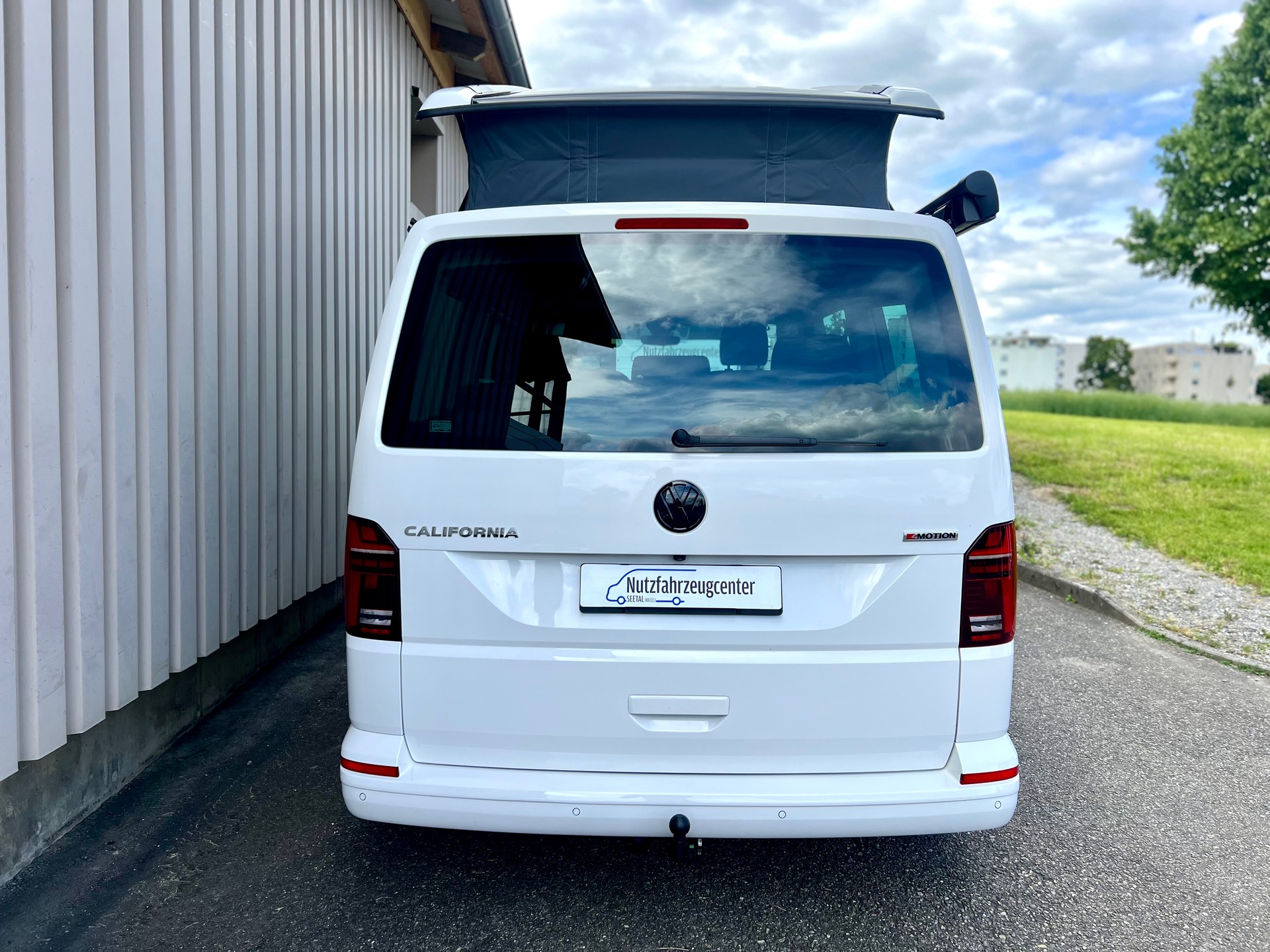VW T6.1 California 2.0 TDI Beach Edition Liberty 4Motion DSG by Nutzfahrzeugcenter Seetal-image-2