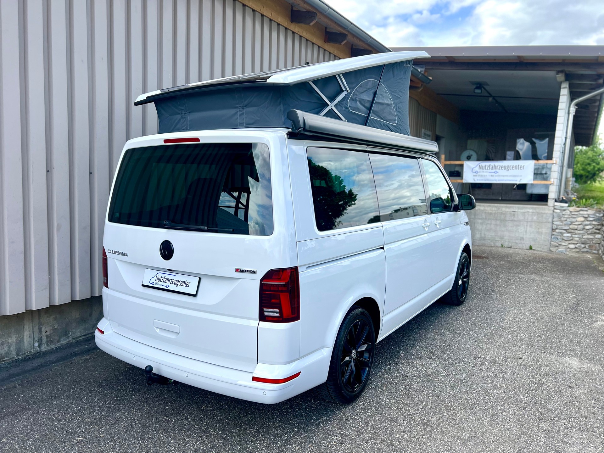 VW T6.1 California 2.0 TDI Beach Edition Liberty 4Motion DSG by Nutzfahrzeugcenter Seetal-image-4
