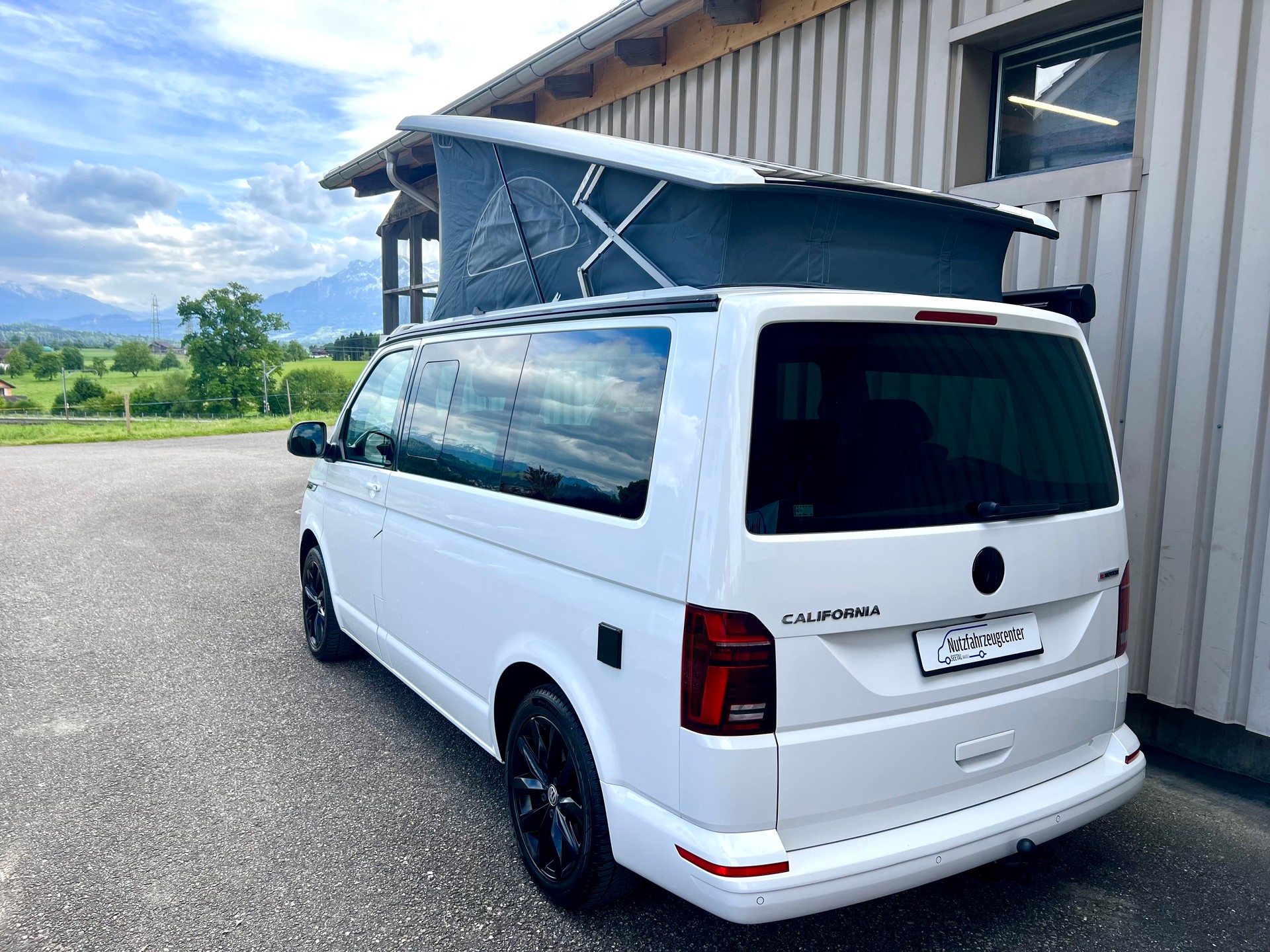 VW T6.1 California 2.0 TDI Beach Edition Liberty 4Motion DSG by Nutzfahrzeugcenter Seetal-image-5
