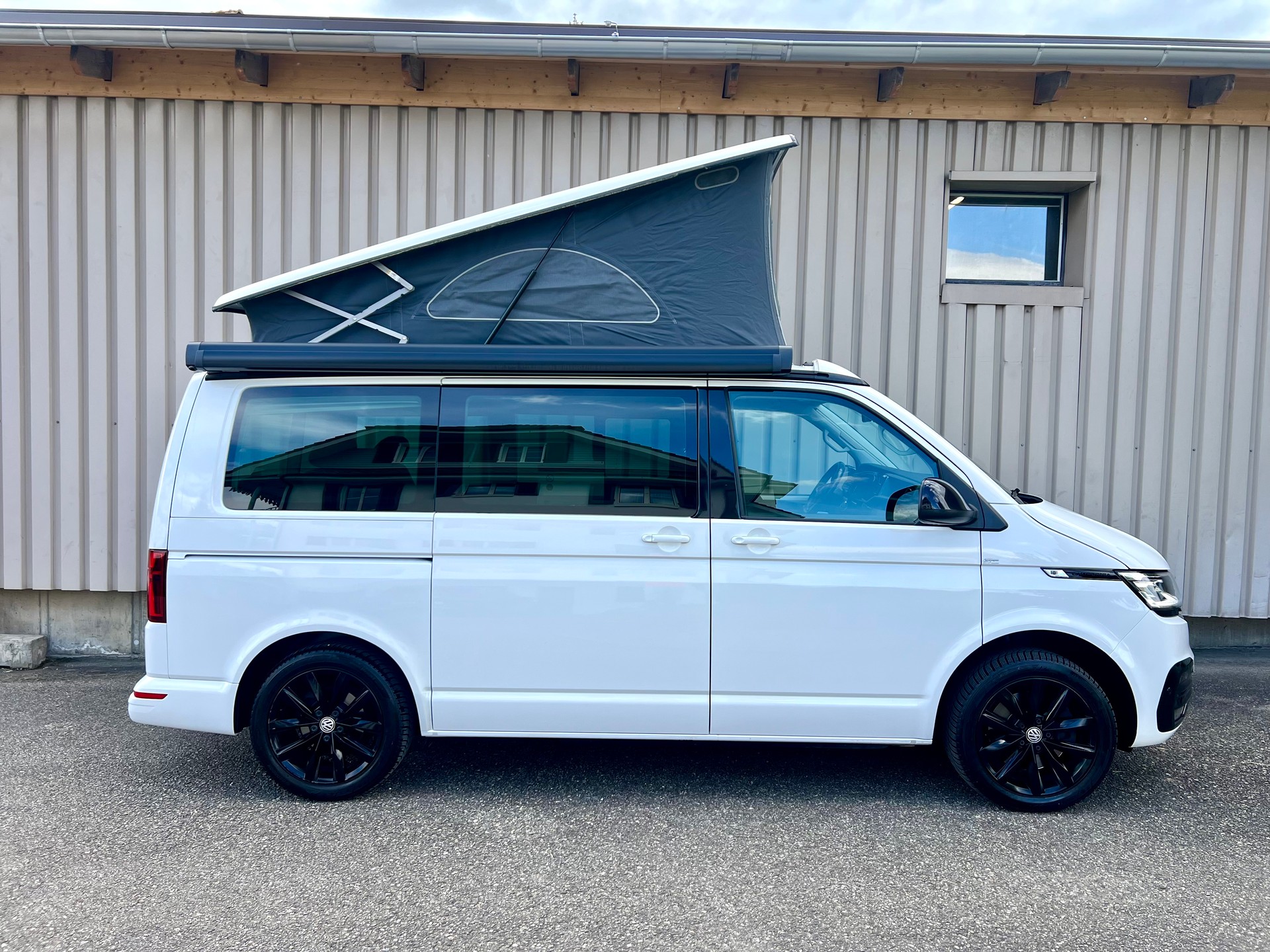 VW T6.1 California 2.0 TDI Beach Edition Liberty 4Motion DSG by Nutzfahrzeugcenter Seetal-image-7