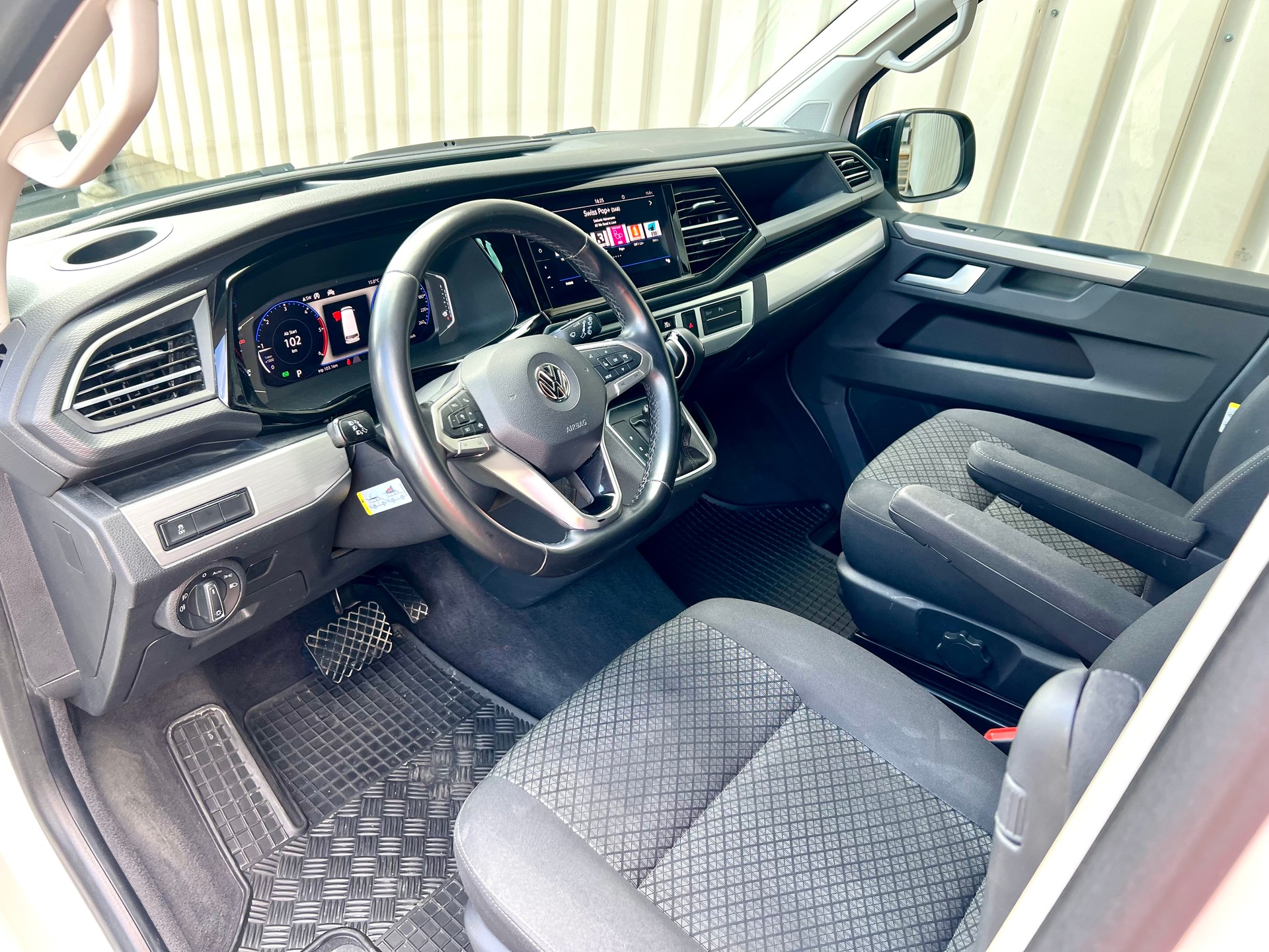 VW T6.1 California 2.0 TDI Beach Edition Liberty 4Motion DSG by Nutzfahrzeugcenter Seetal-image-12