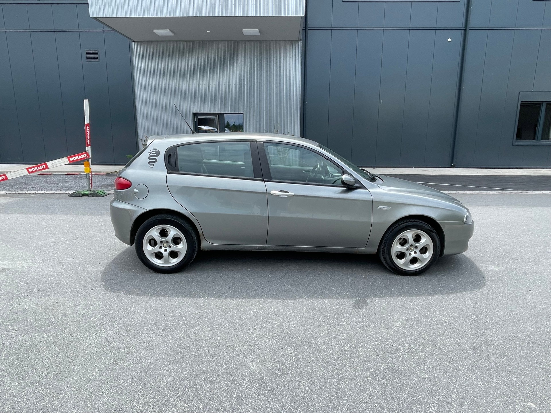 ALFA ROMEO 147 1.9 16V JTD Progression-image-6