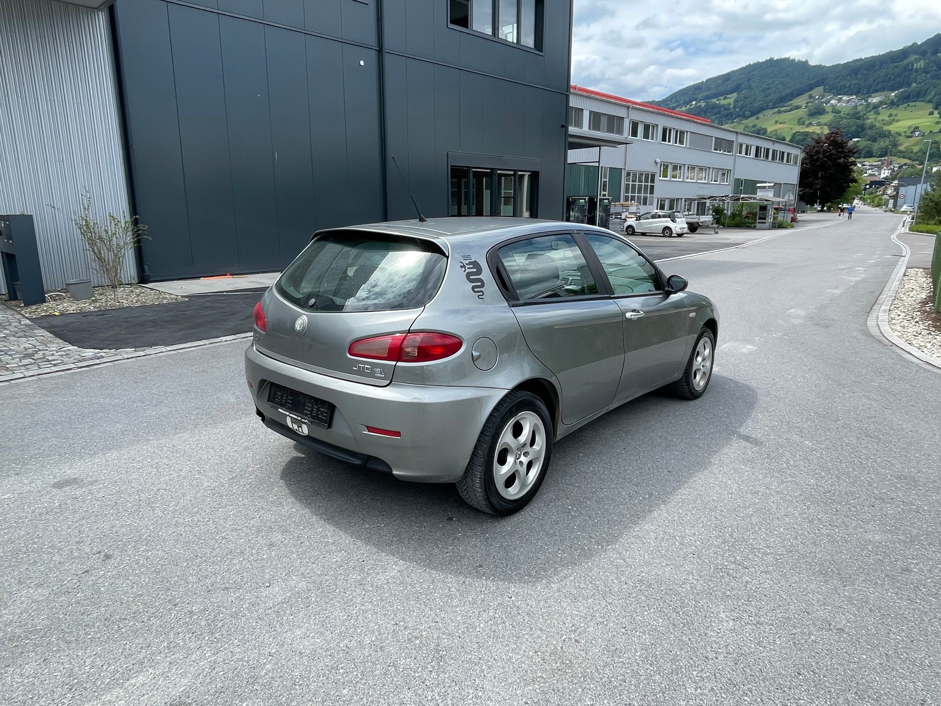 ALFA ROMEO 147 1.9 16V JTD Progression-image-5
