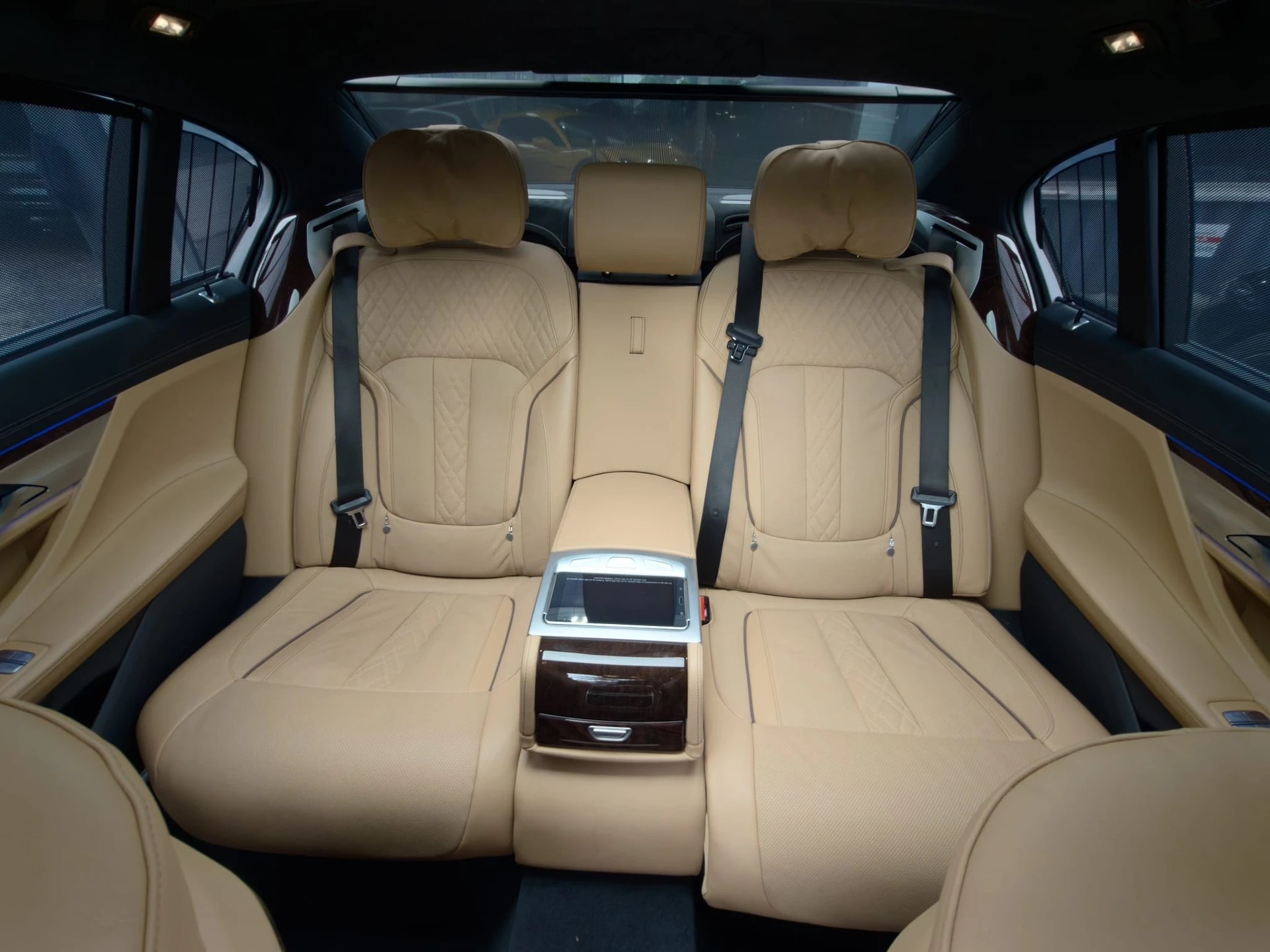 BMW 740Ld xDrive SAG CH FAHRZEUG-image-15