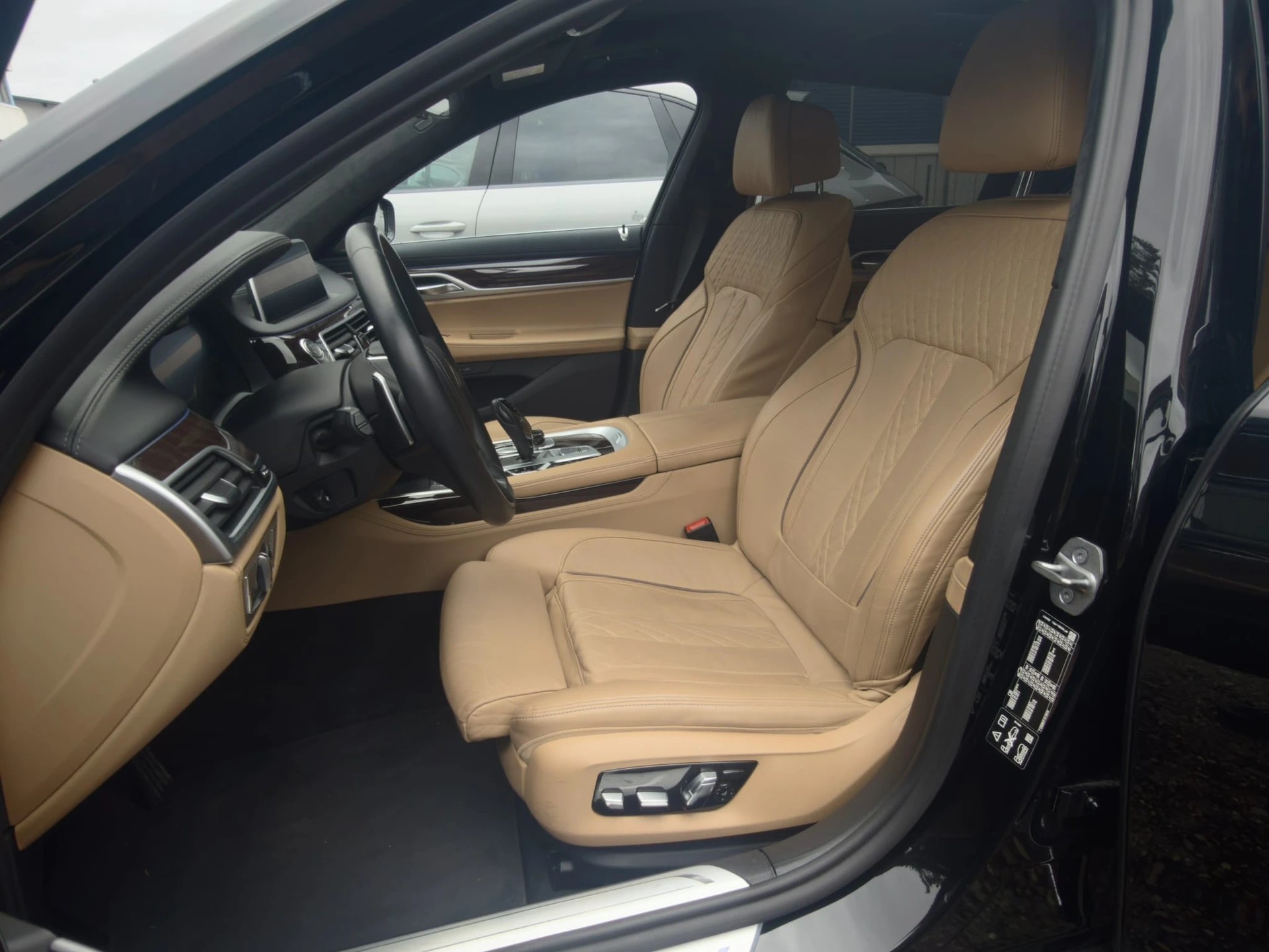 BMW 740Ld xDrive SAG CH FAHRZEUG-image-6