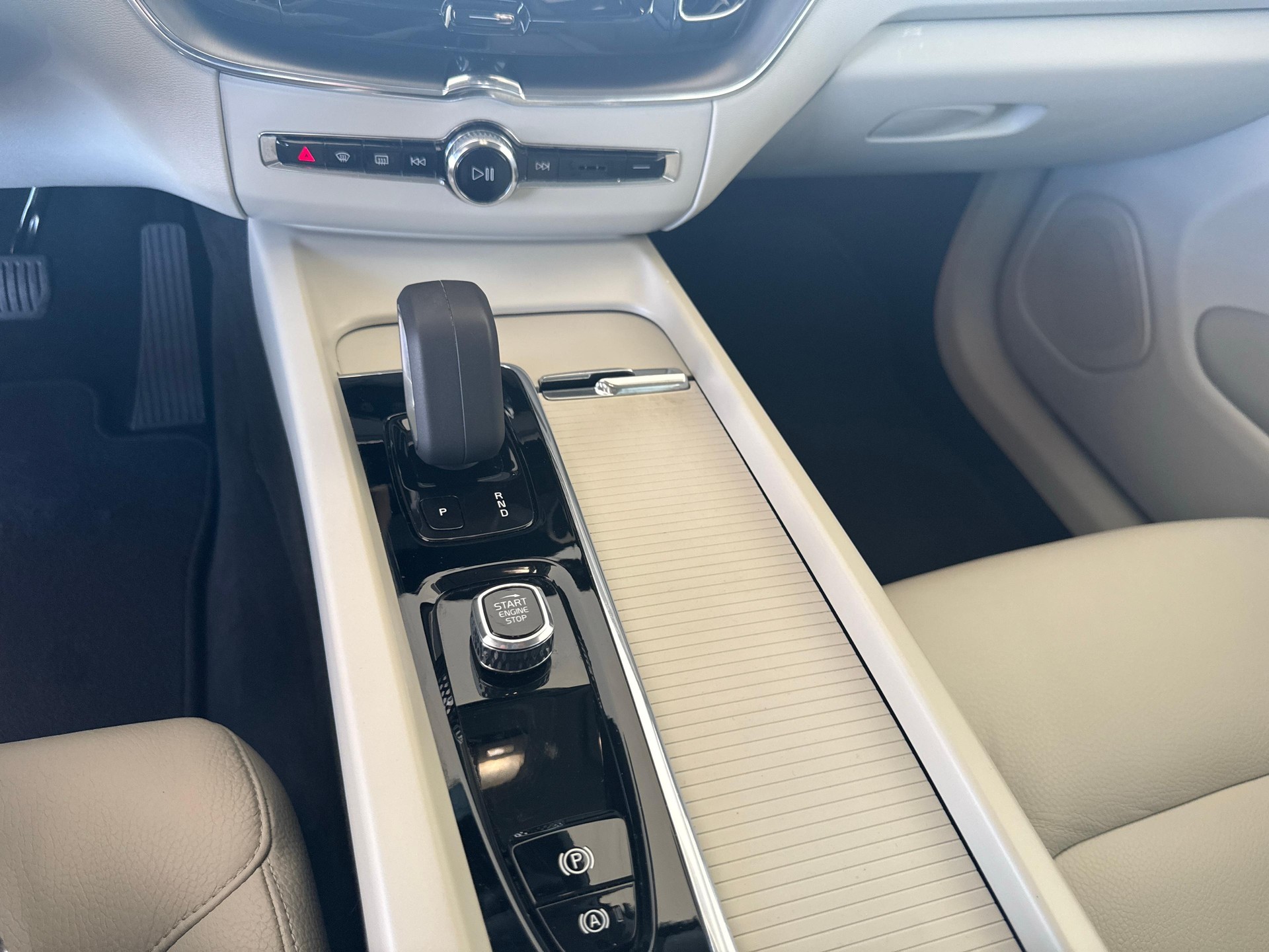 VOLVO XC60 2.0 B5 MH Plus Bright AWD / Jetzt mit attraktivem 1.9% Leasing!-image-16