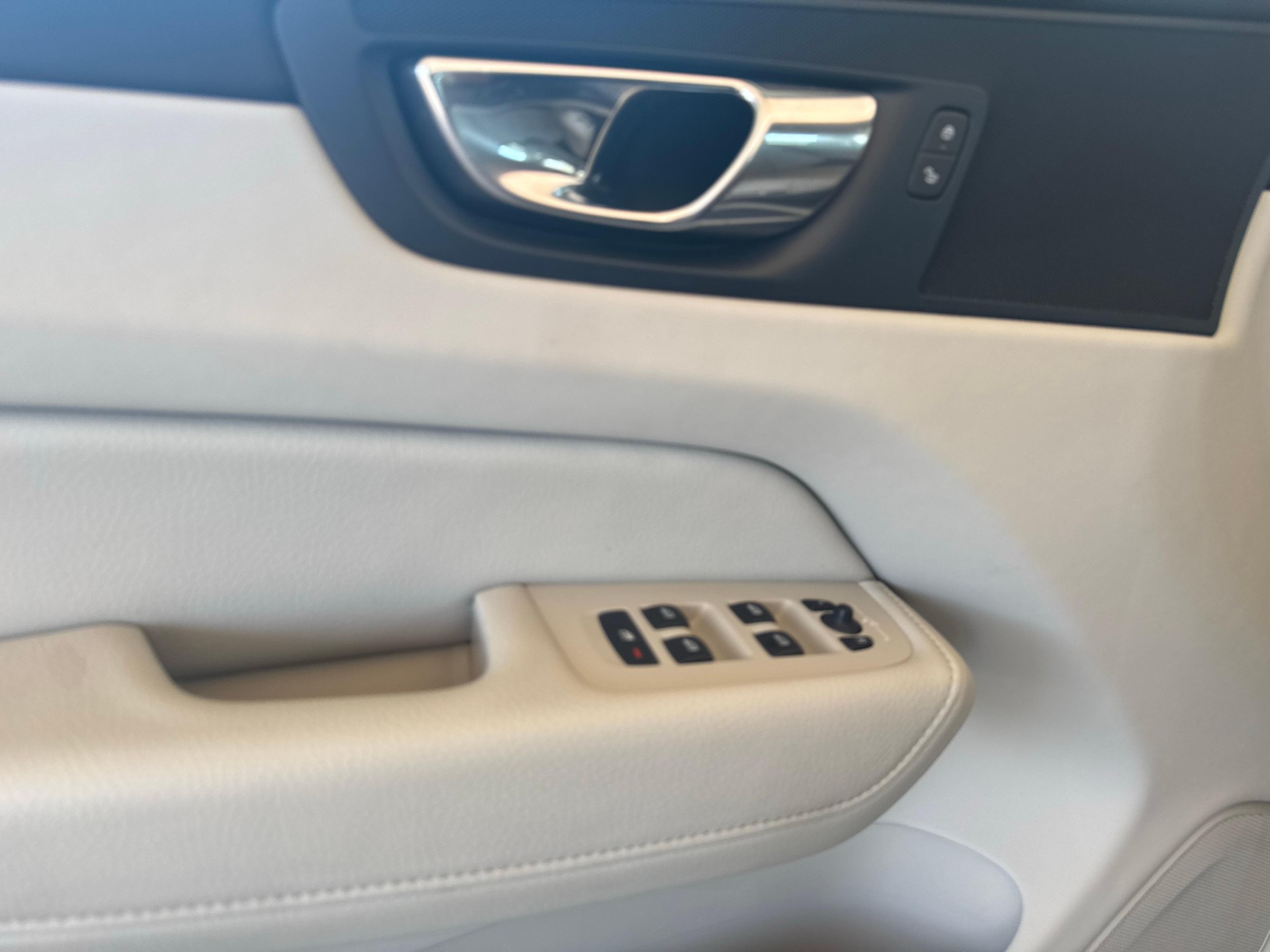 VOLVO XC60 2.0 B5 MH Plus Bright AWD / Jetzt mit attraktivem 1.9% Leasing!-image-12