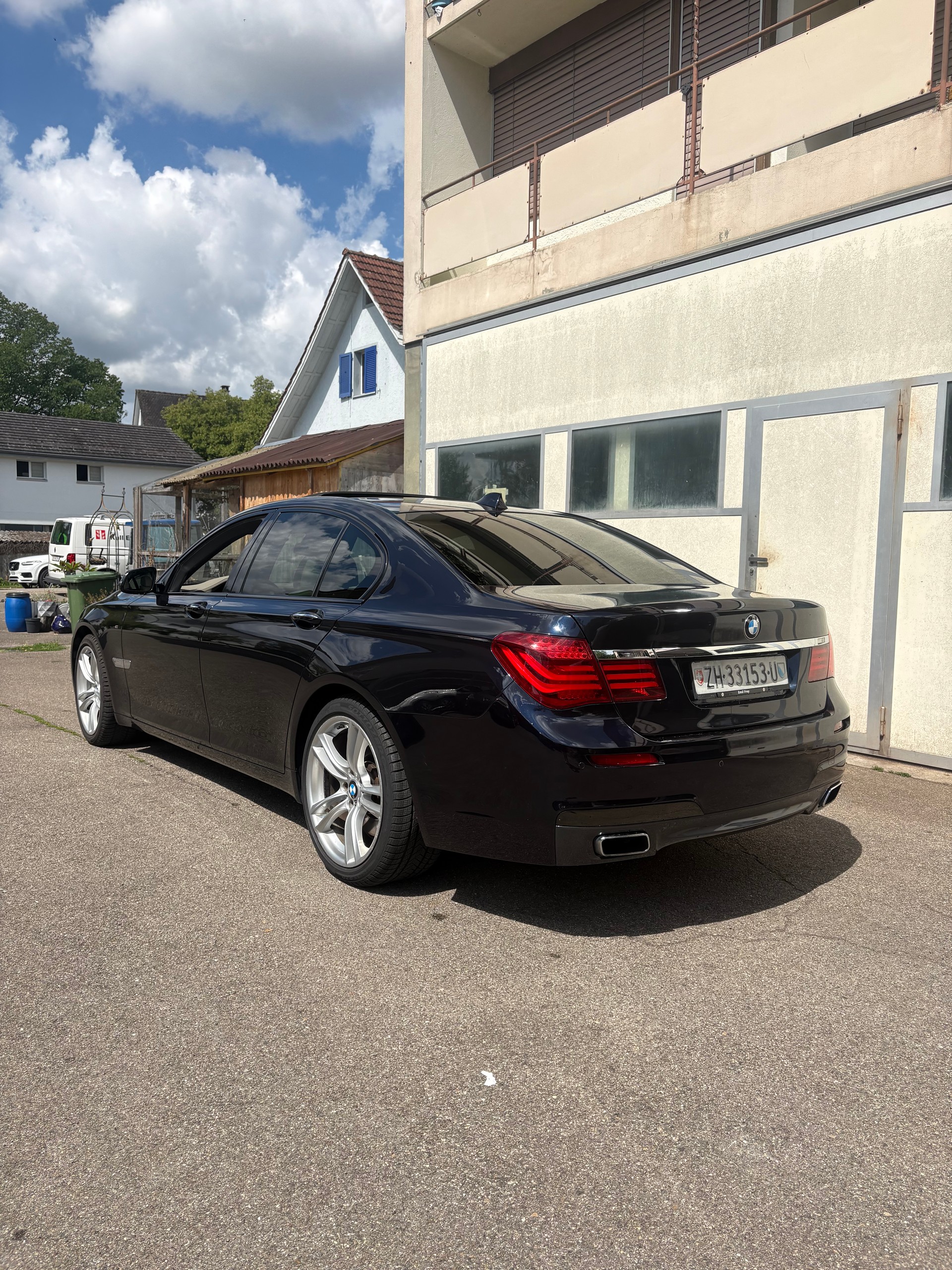 BMW 750i xDrive M-Paket-showroom-element-3