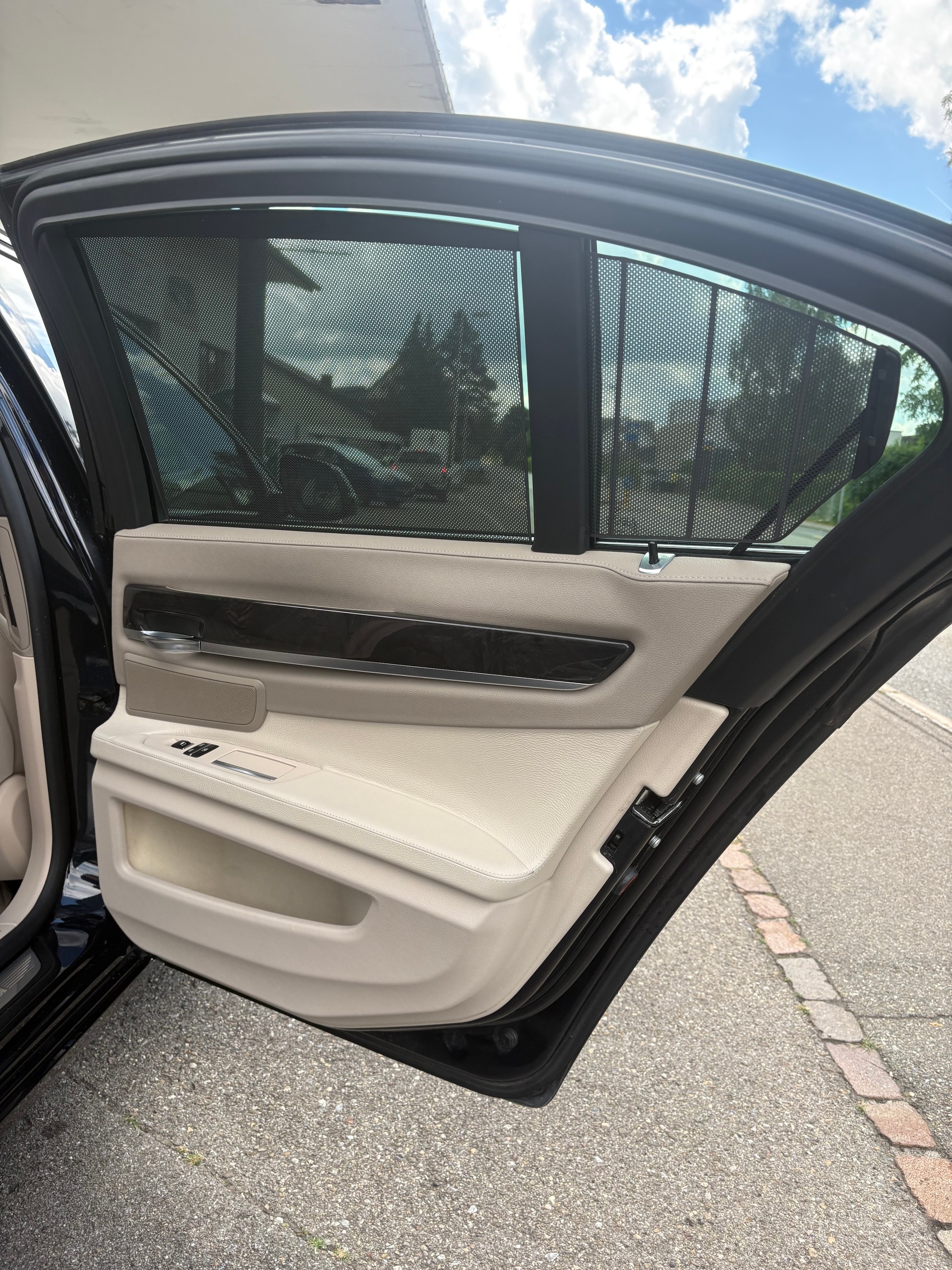 BMW 750i xDrive M-Paket-image-15