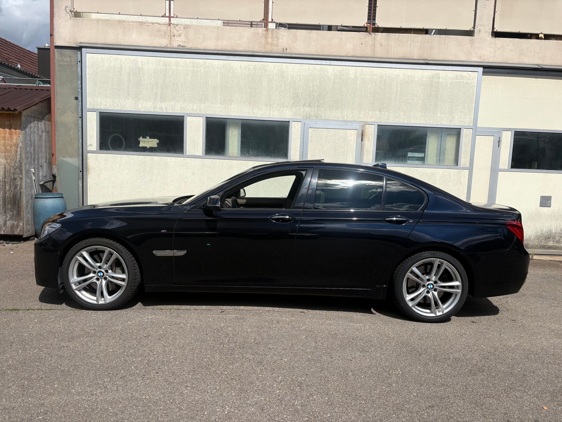 BMW 750i xDrive M-Paket-showroom-element-2
