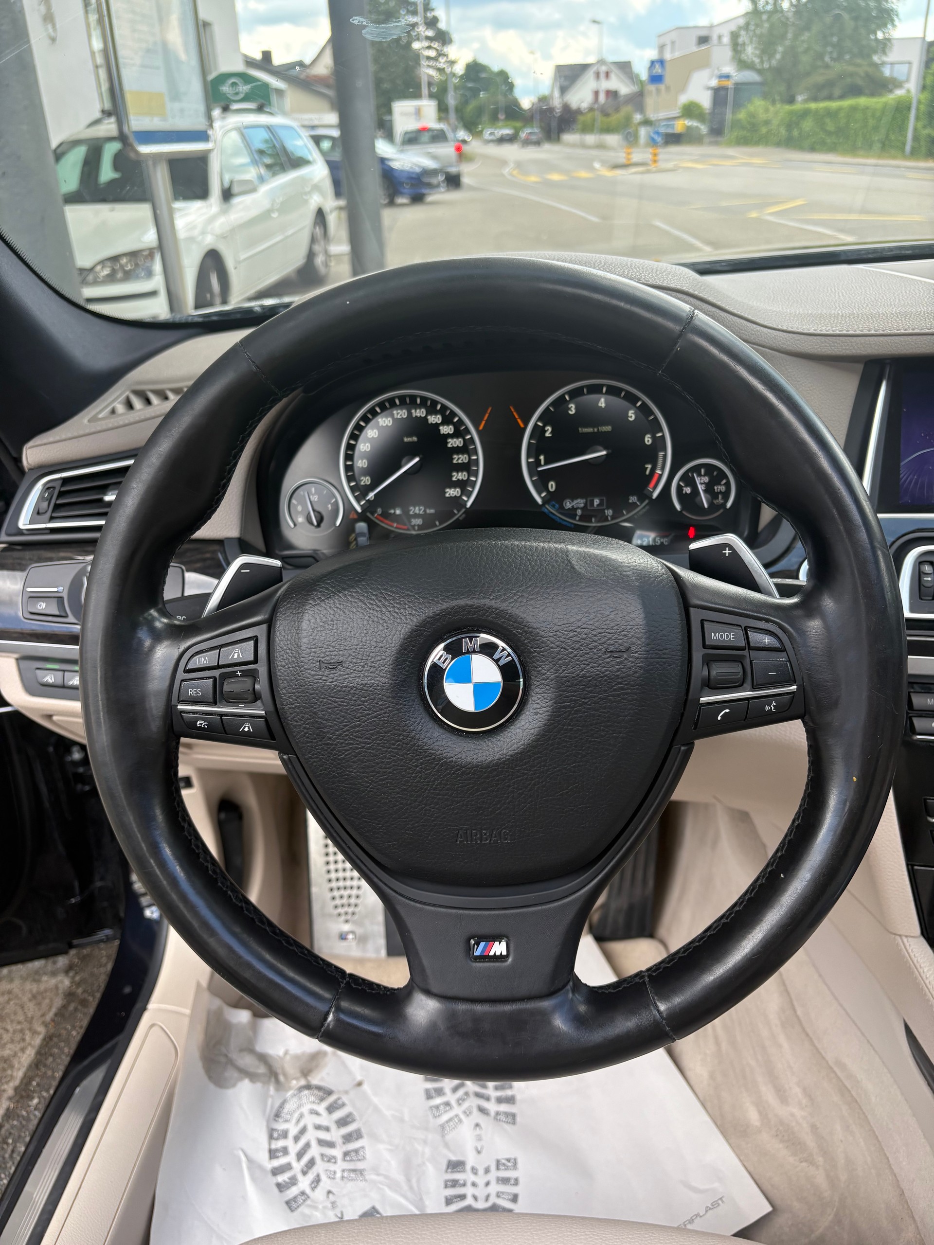 BMW 750i xDrive M-Paket-image-10