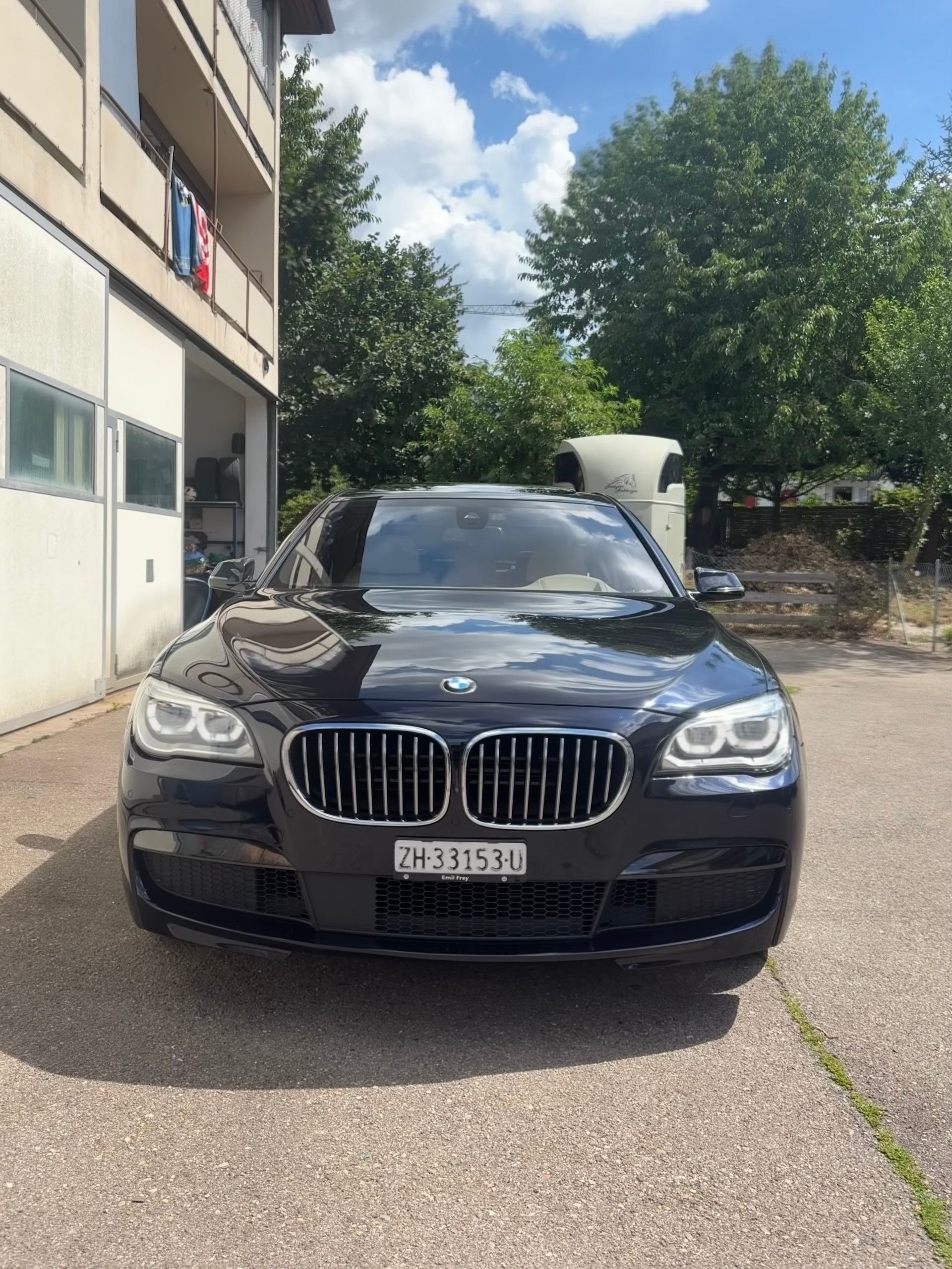 BMW 750i xDrive M-Paket-showroom-element-1