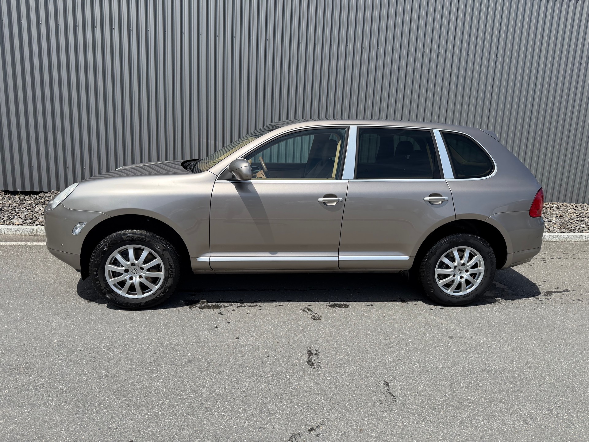 PORSCHE Cayenne-showroom-element-3