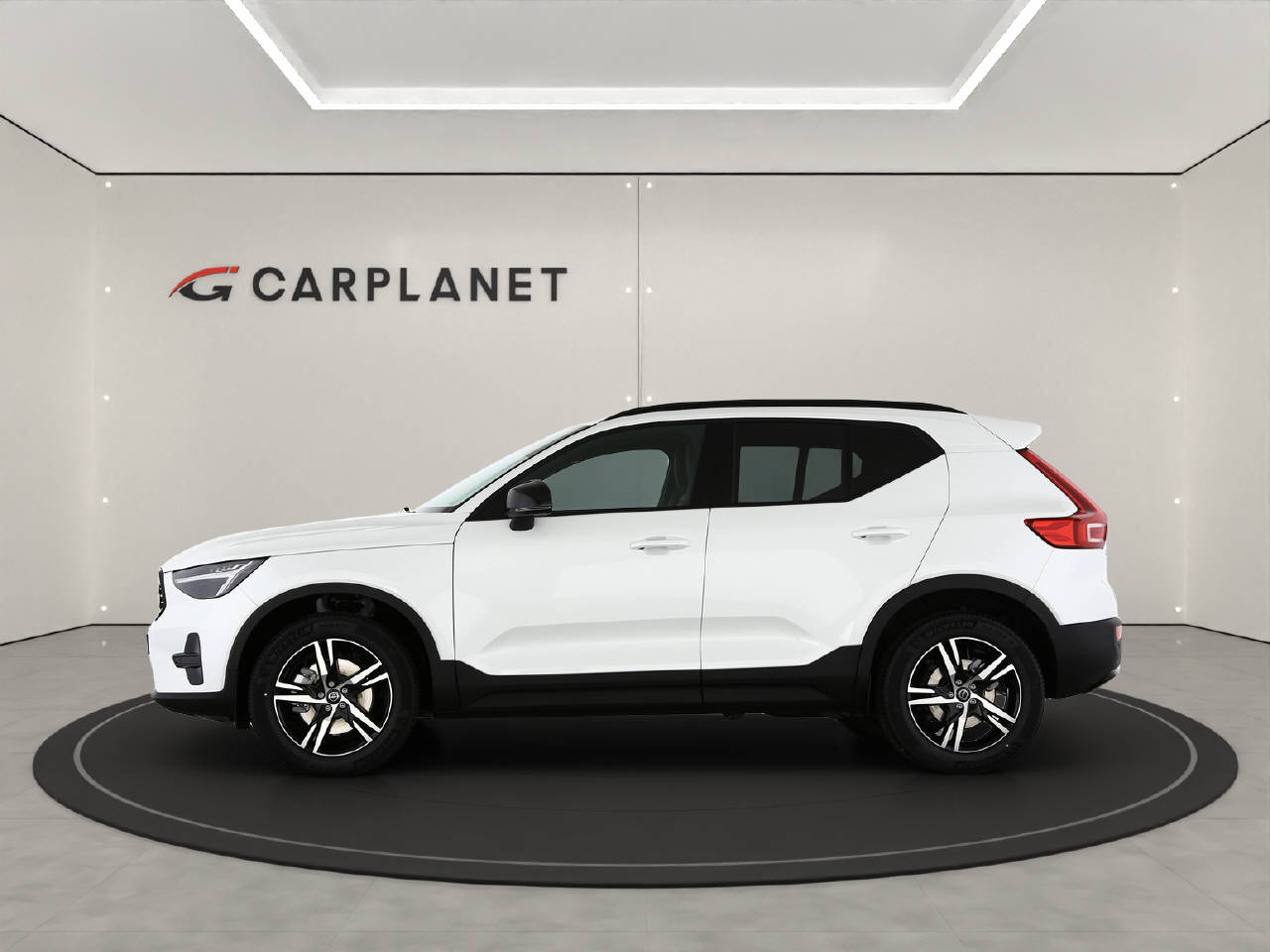 VOLVO XC40 2.0 B3 MH Plus Dark-showroom-element-1