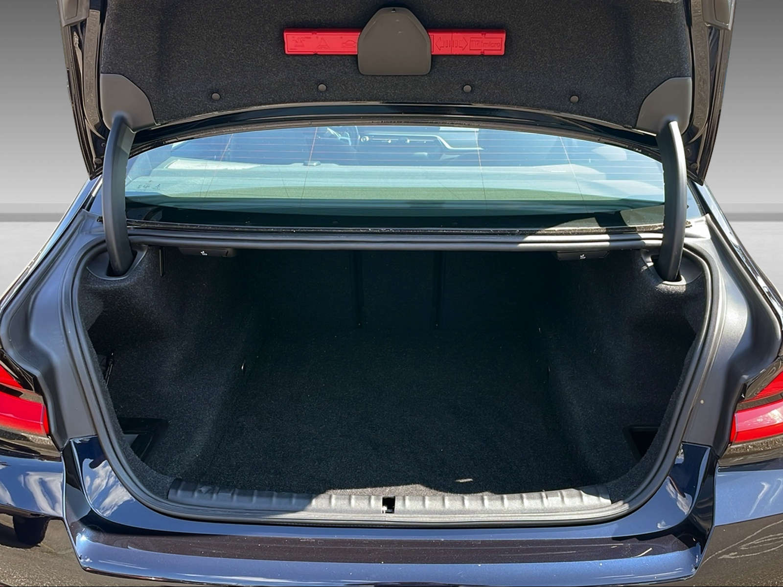 BMW 5er Reihe G30 M550i xDrive SAG-image-8
