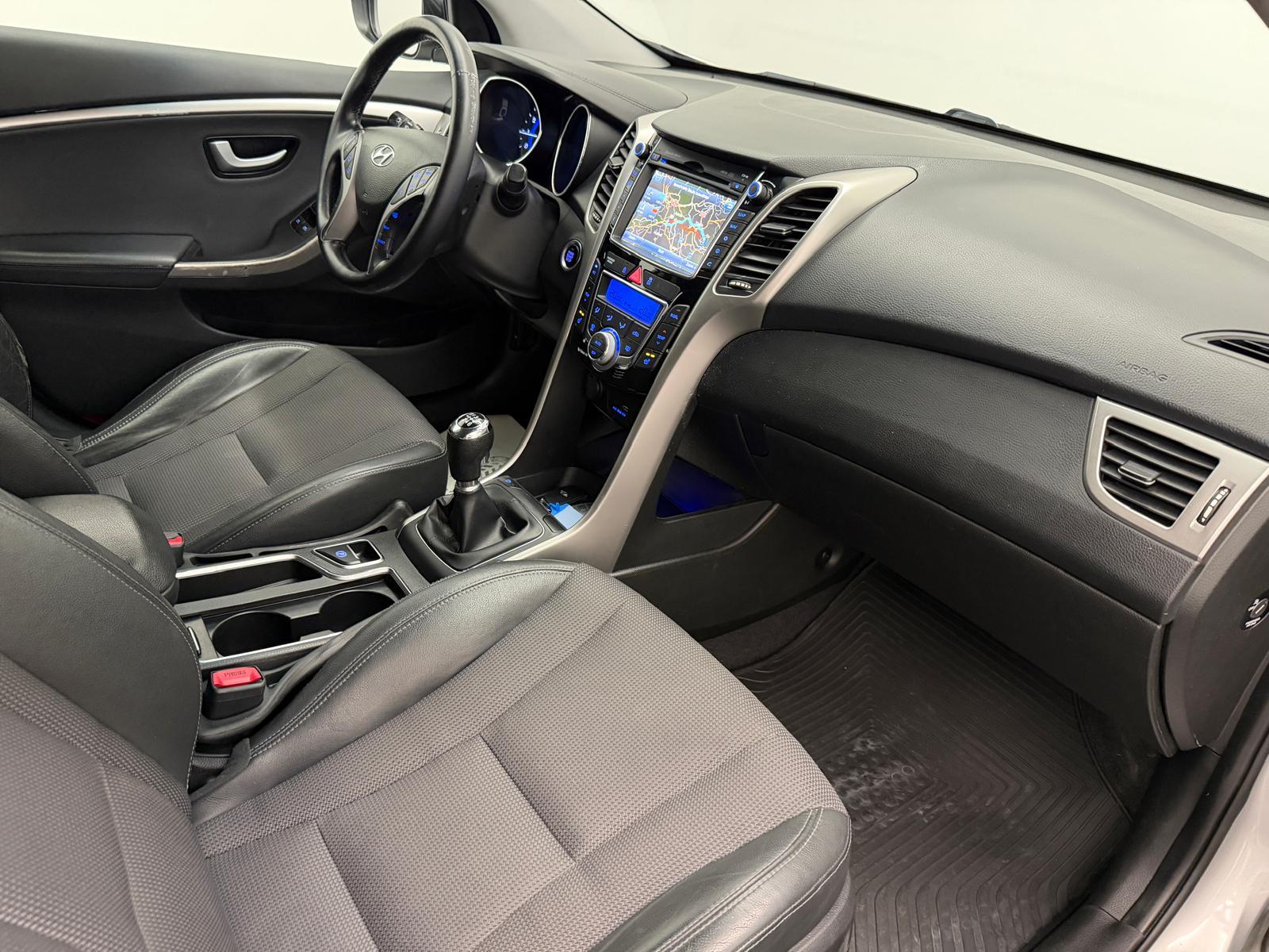 HYUNDAI i30 1.6 GDi Amplia-image-10
