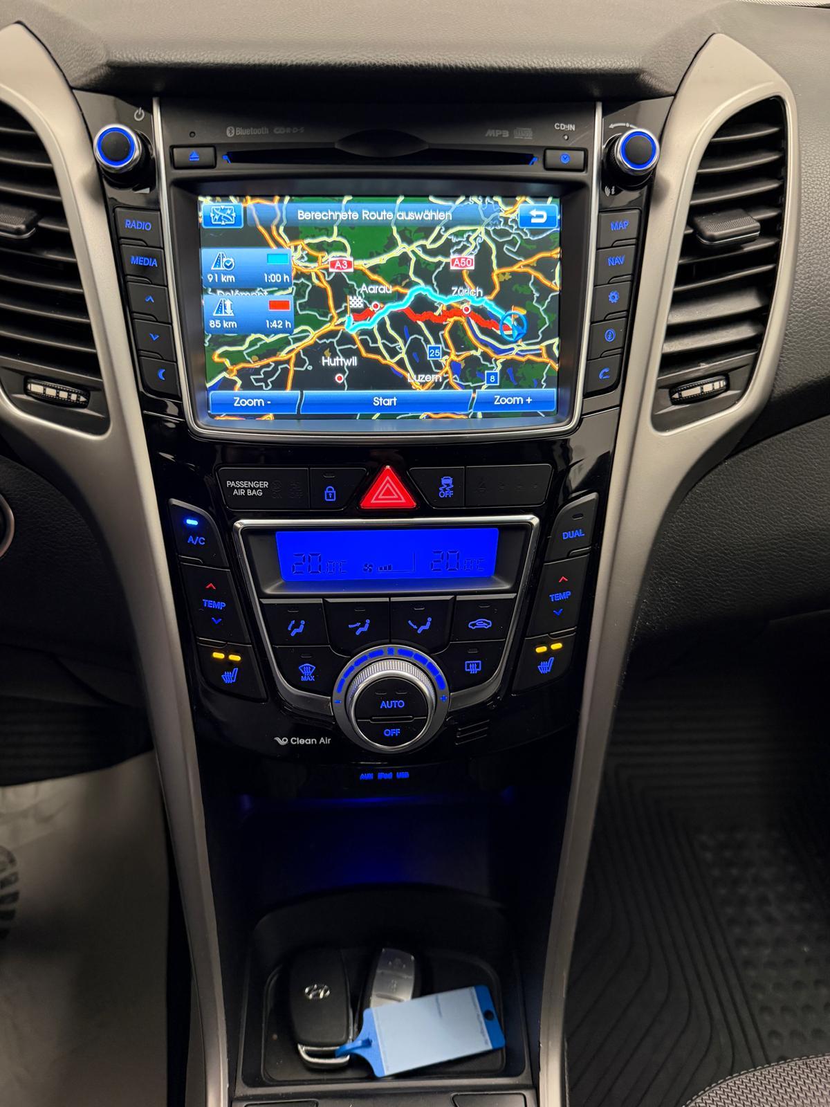 HYUNDAI i30 1.6 GDi Amplia-image-16