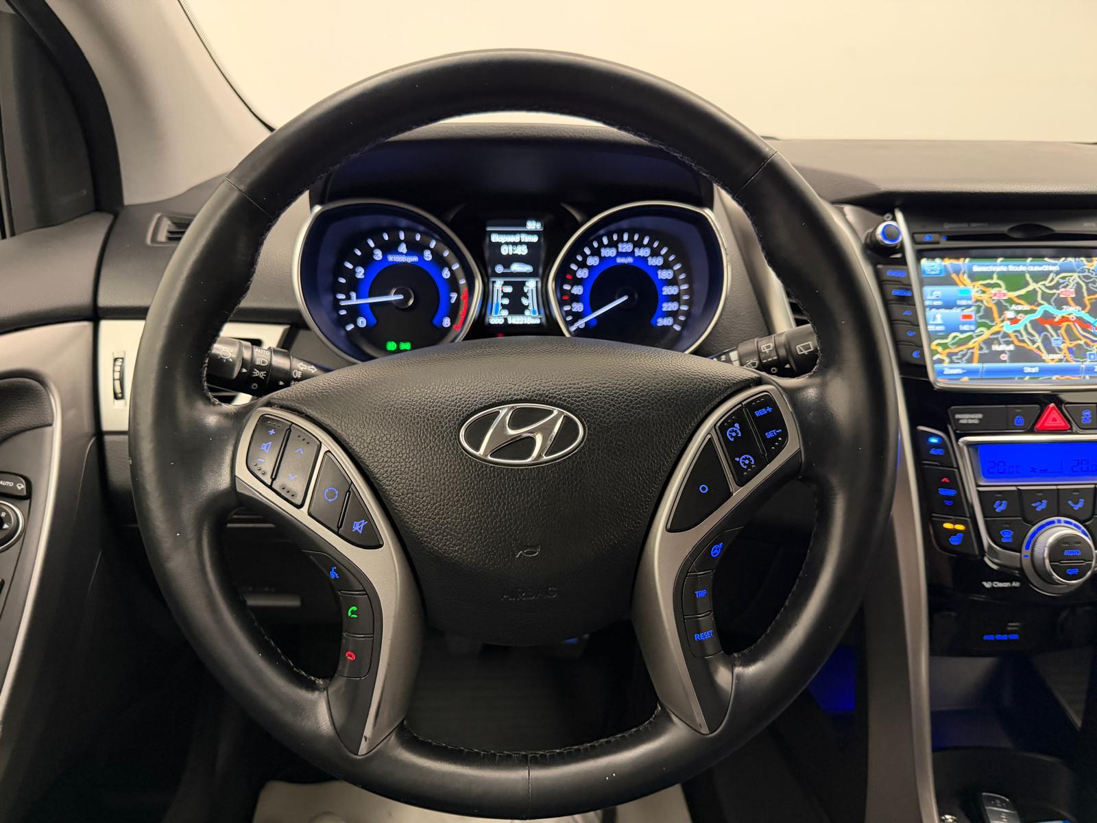 HYUNDAI i30 1.6 GDi Amplia-image-14