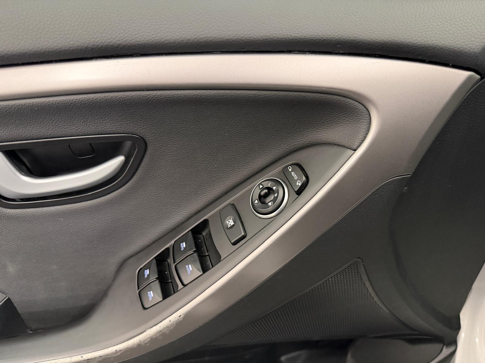HYUNDAI i30 1.6 GDi Amplia-image-13