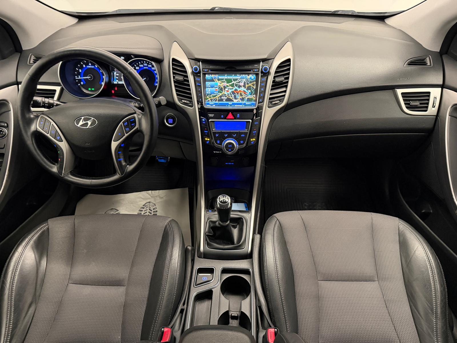 HYUNDAI i30 1.6 GDi Amplia-image-12