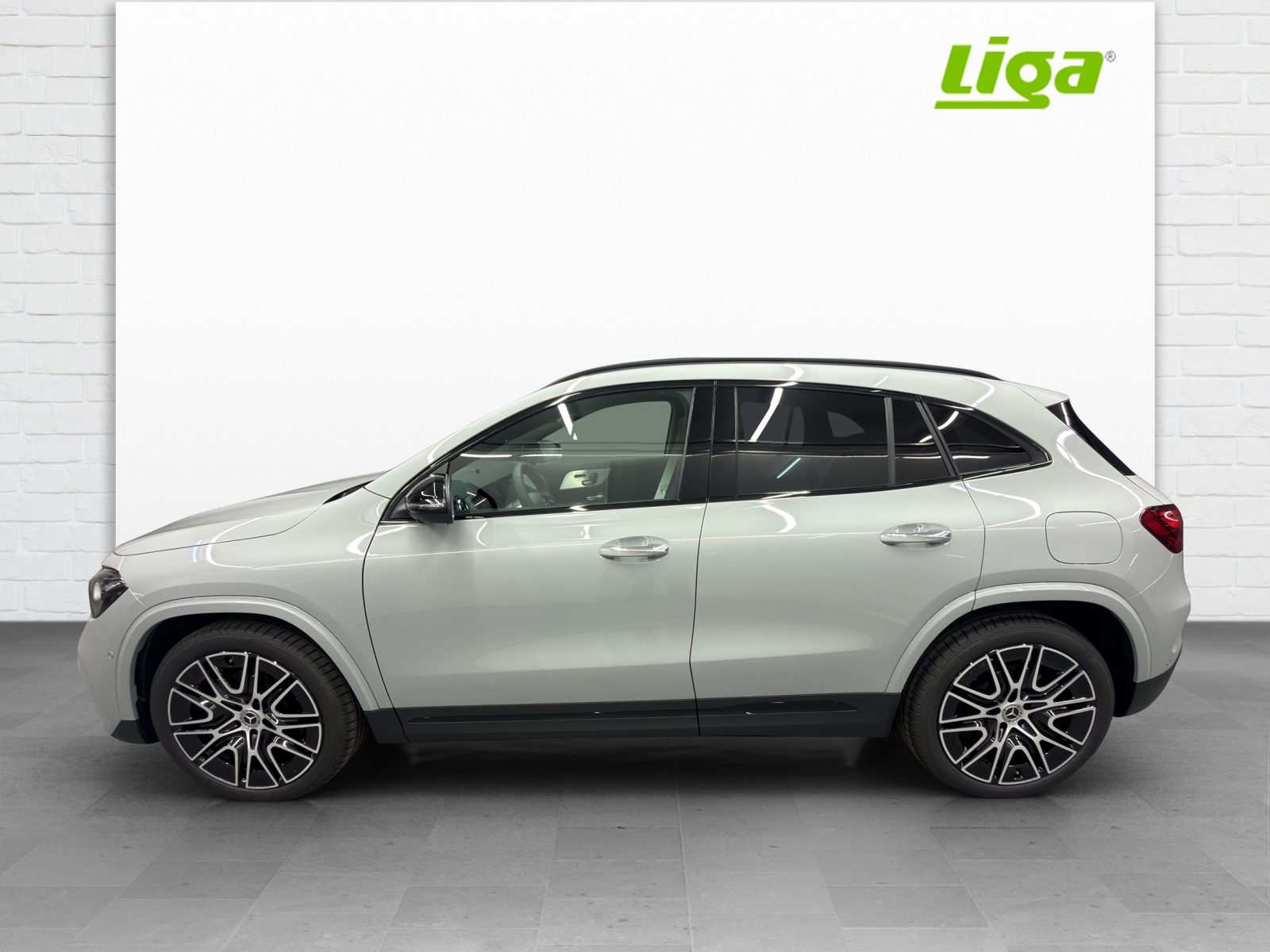 MERCEDES-BENZ GLA 200 AMG Line Night Star-showroom-element-2