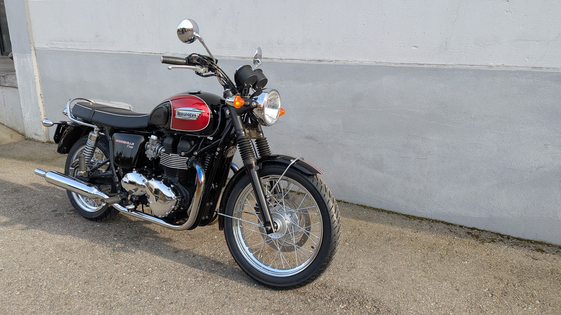 TRIUMPH Bonneville T 100-image-1