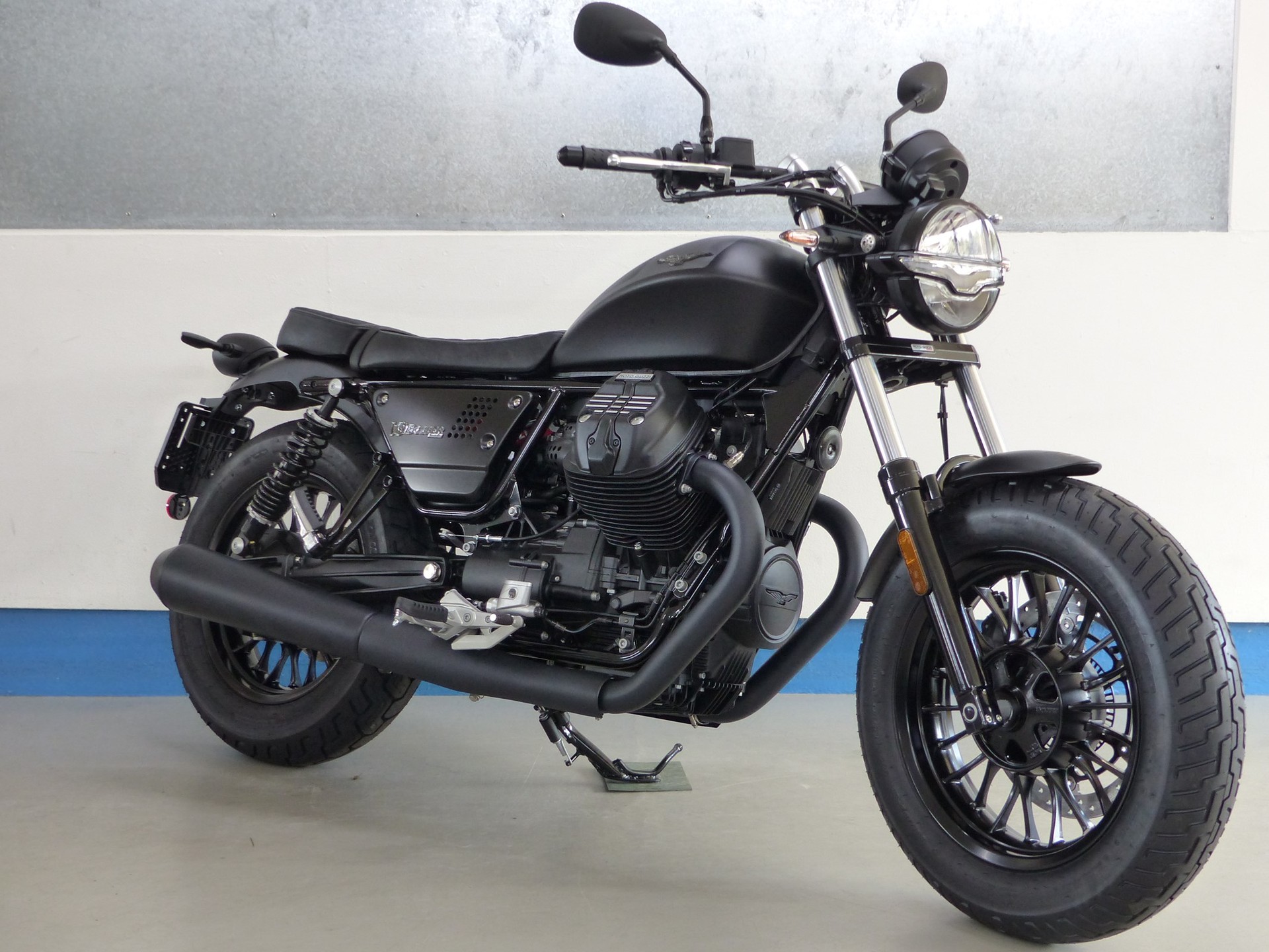 MOTO GUZZI V9 Bobber 850 ABS-image-1