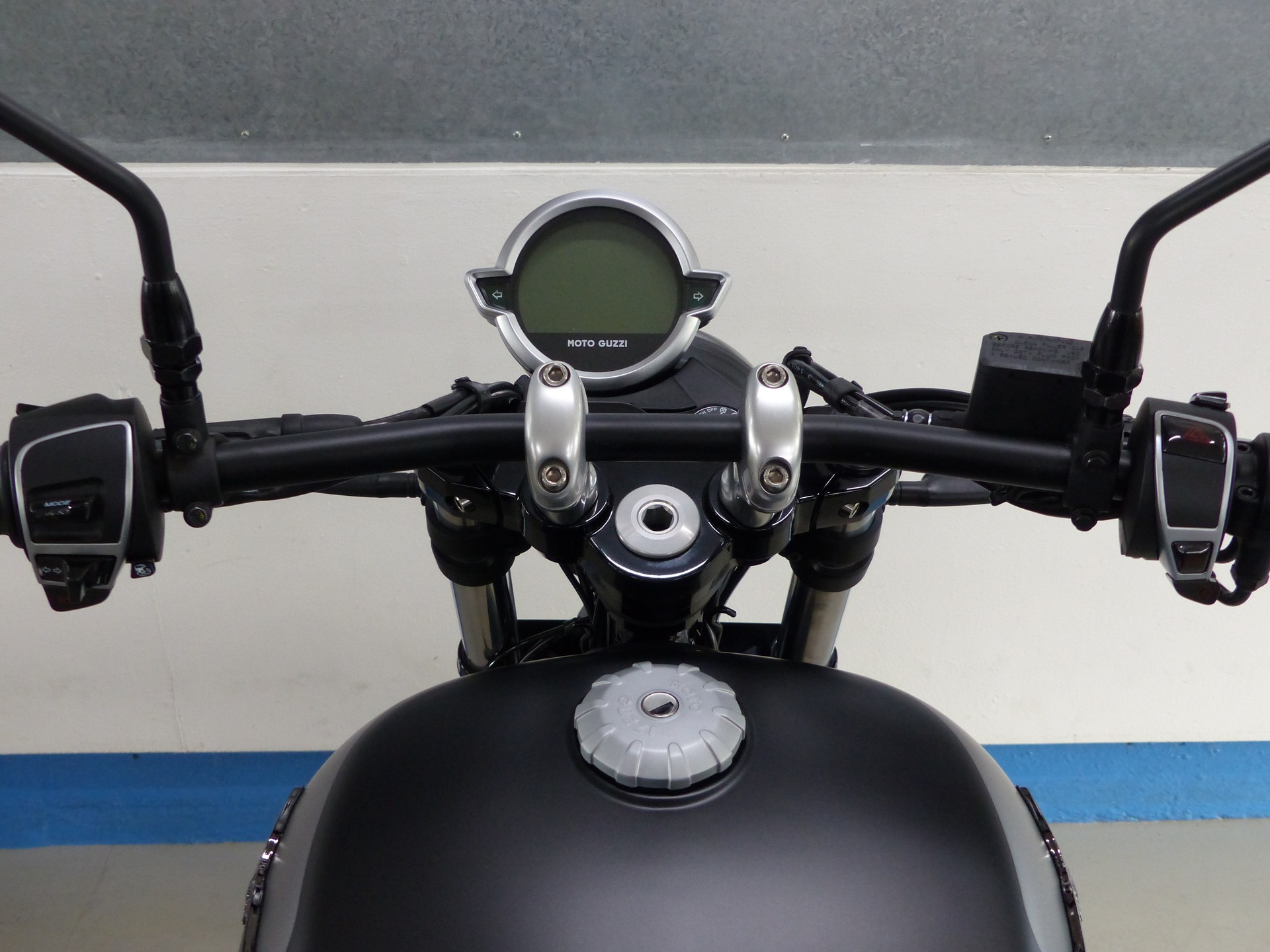 MOTO GUZZI V9 Bobber 850 ABS-image-9