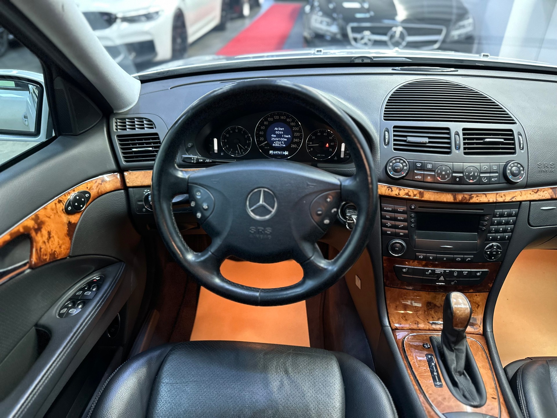 MERCEDES-BENZ E 240 Classic-image-11