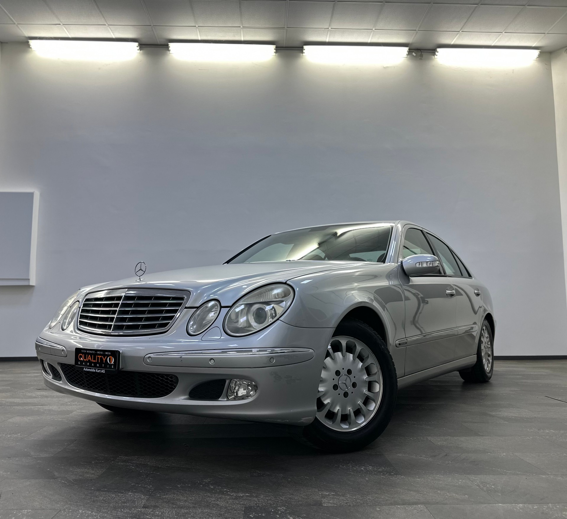 MERCEDES-BENZ E 240 Classic-showroom-element-1