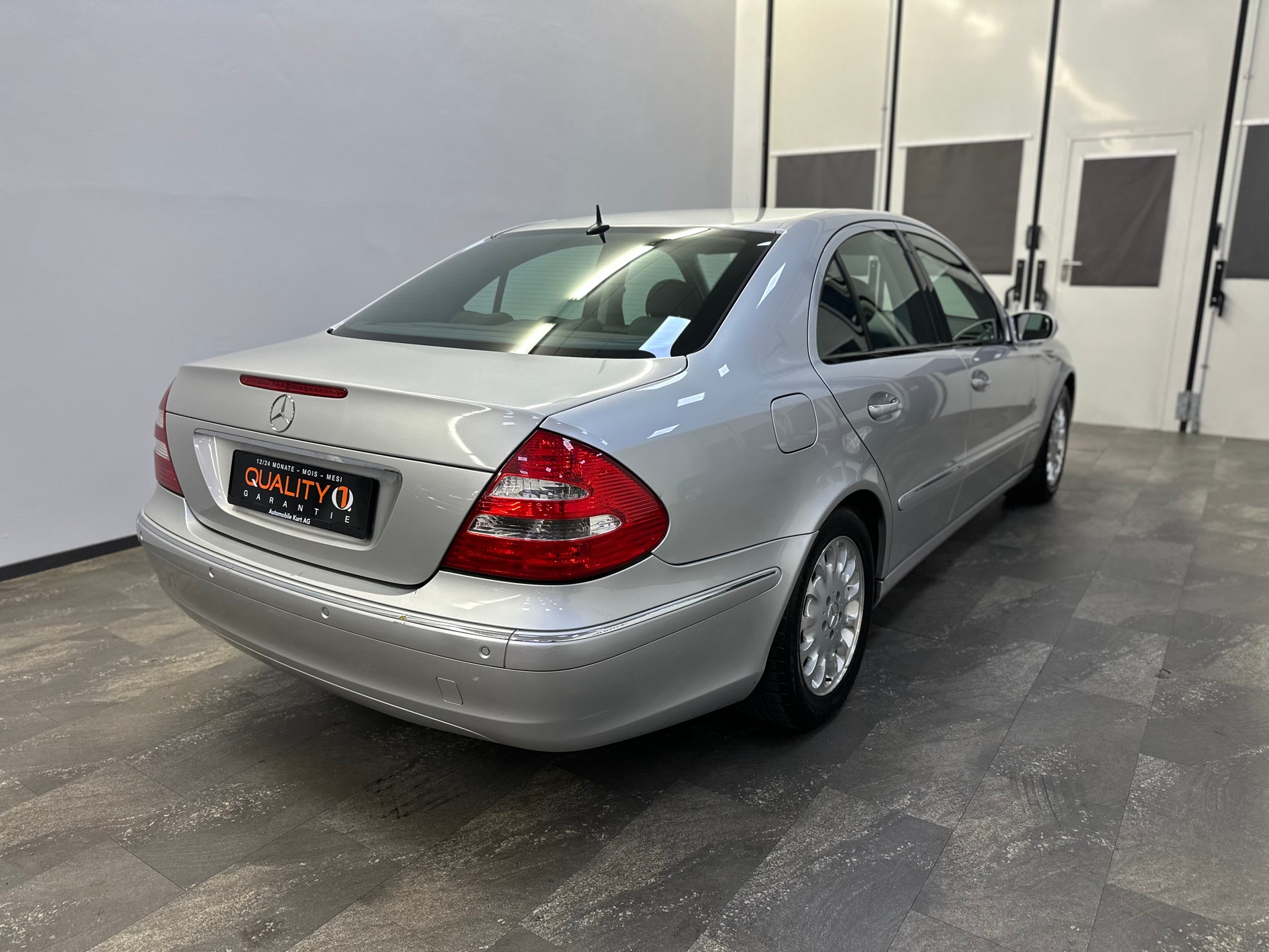 MERCEDES-BENZ E 240 Classic-image-7