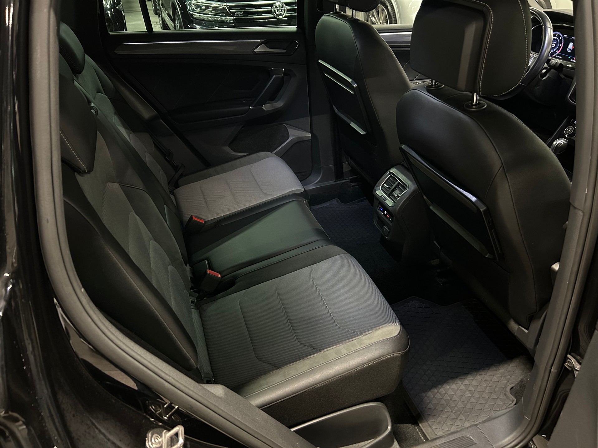 VW Tiguan 2.0 TDI R-LINE 4Motion DSG-image-13