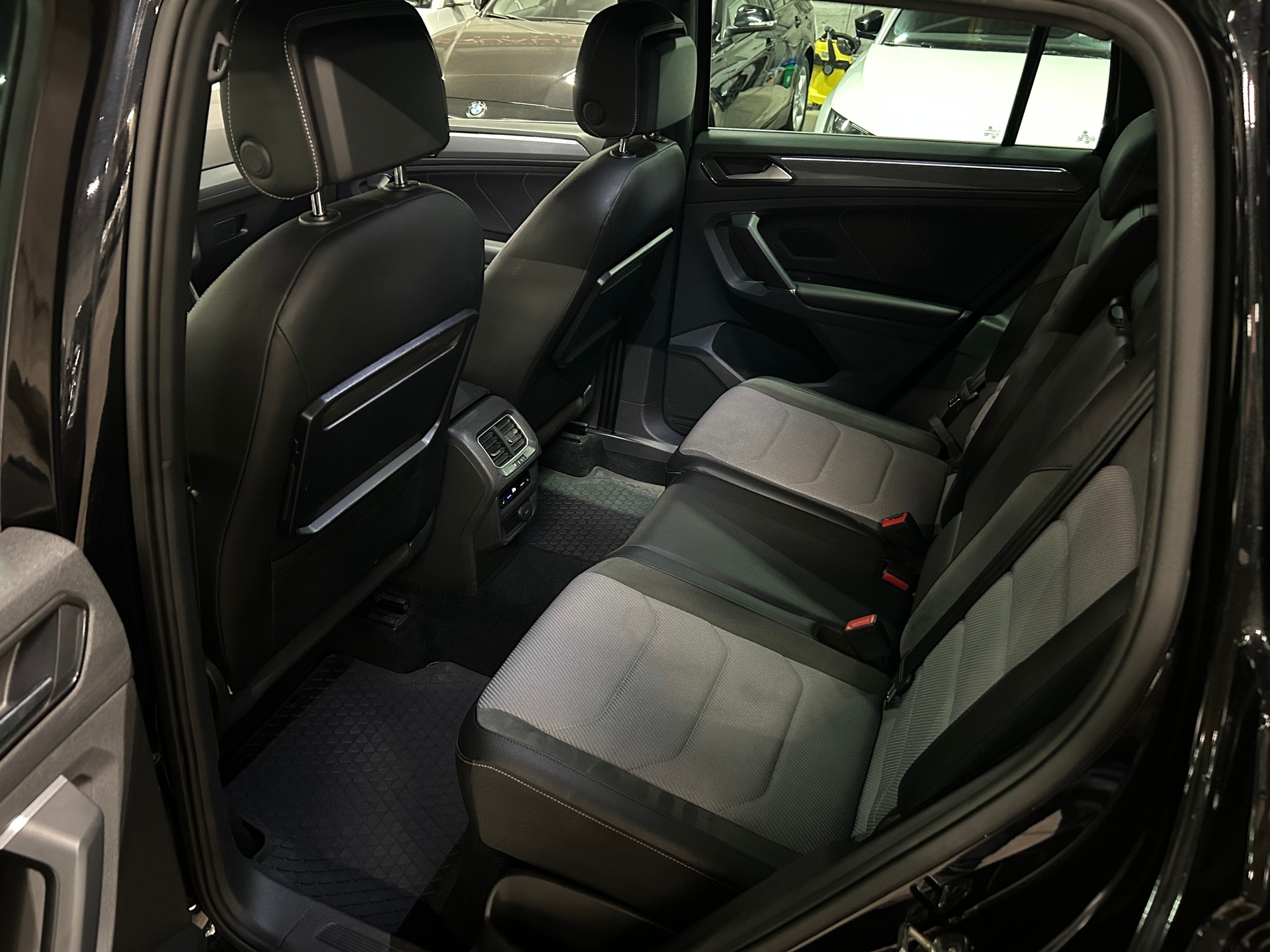 VW Tiguan 2.0 TDI R-LINE 4Motion DSG-image-12