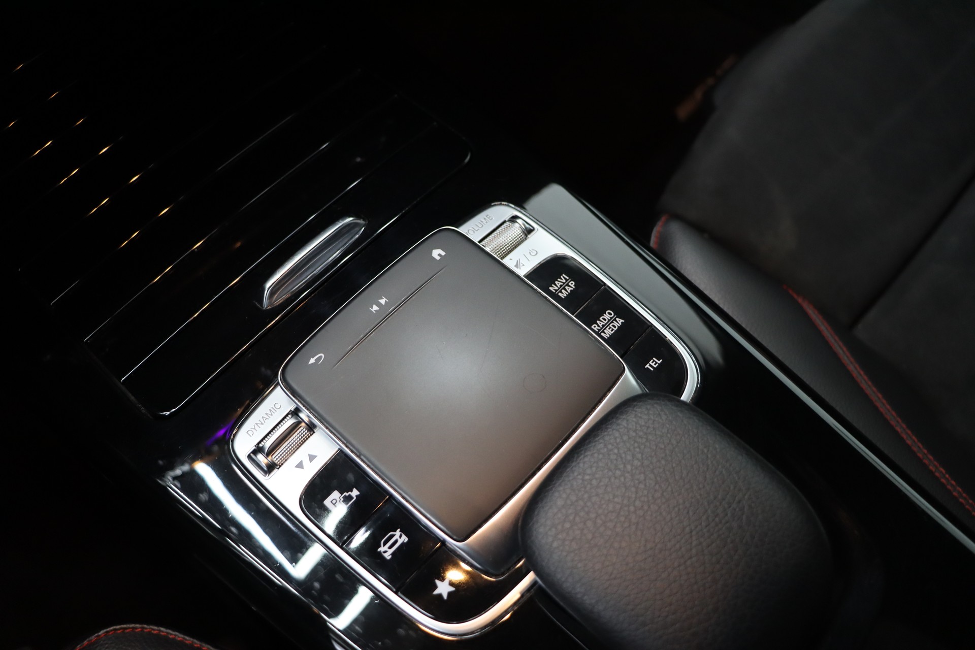 MERCEDES-BENZ A 250 AMG Line 7G-DCT-image-11