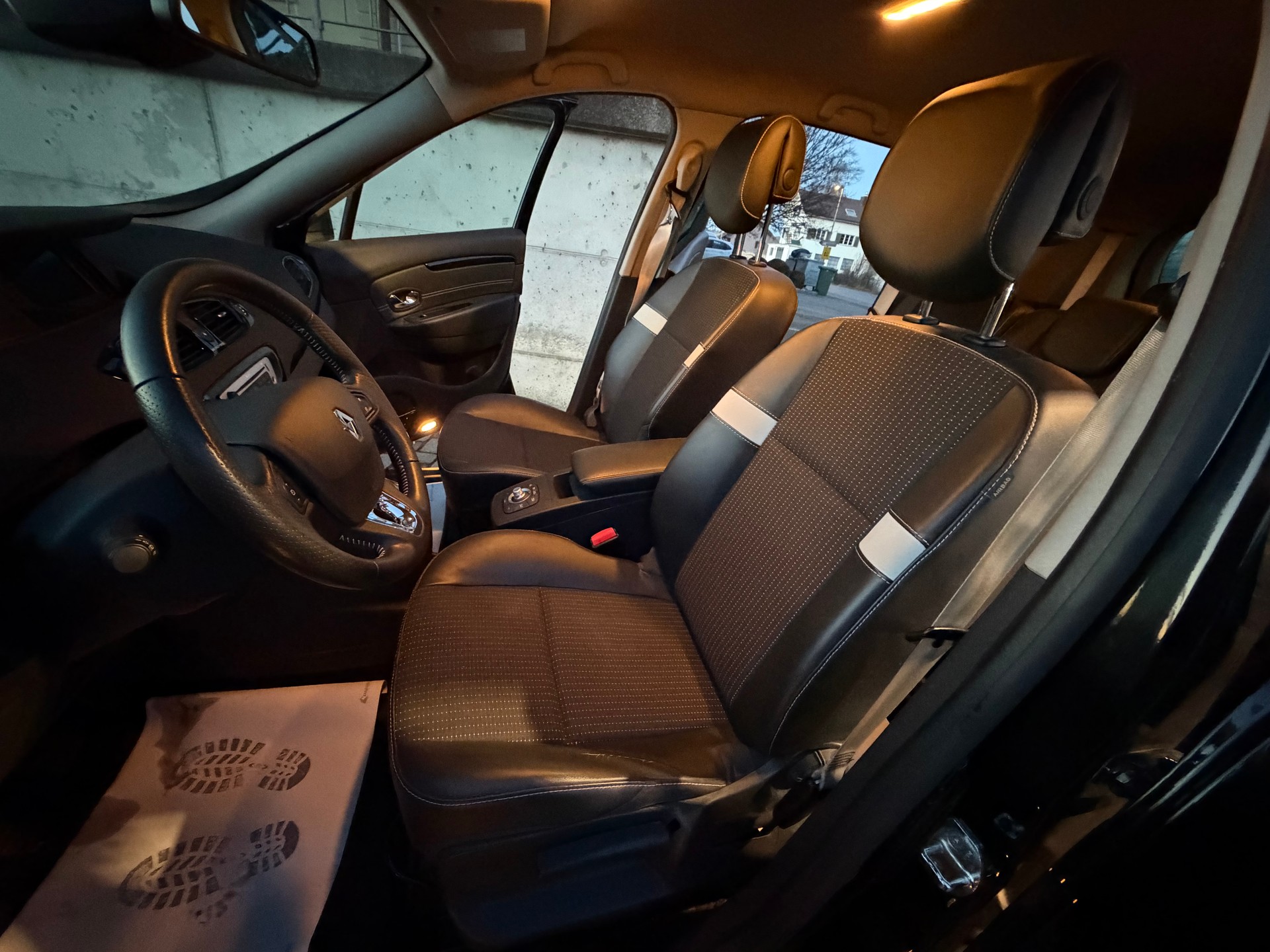 RENAULT Grand Scénic 1.2 16V Turbo Swiss Edition-image-14
