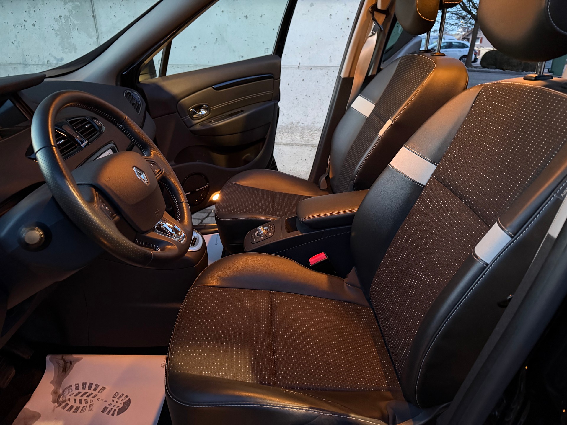 RENAULT Grand Scénic 1.2 16V Turbo Swiss Edition-image-12