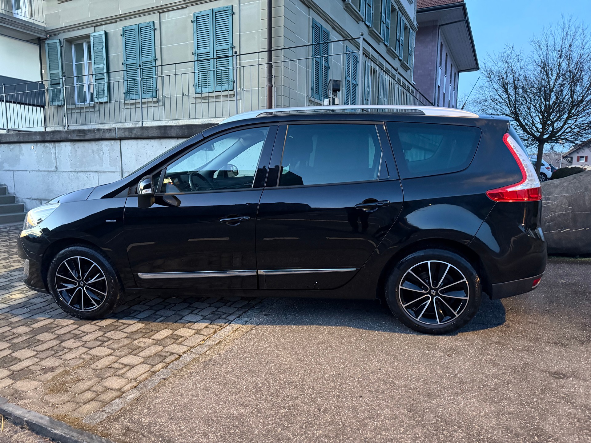 RENAULT Grand Scénic 1.2 16V Turbo Swiss Edition-image-1