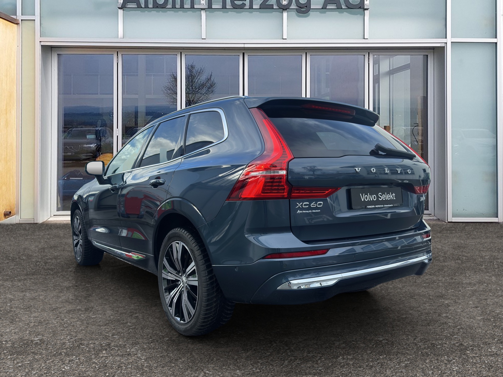 VOLVO XC60 2.0 T6 TE Ultra Bright eAWD-showroom-element-2
