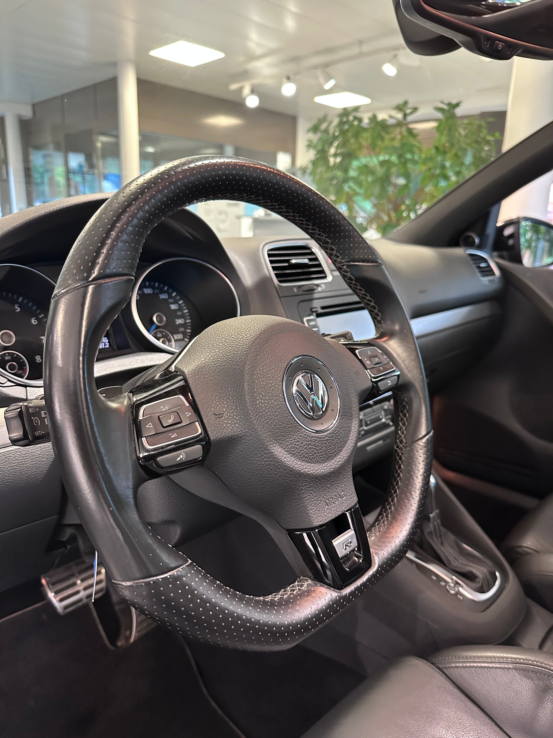 VW Golf 2.0 TSI R 4Motion DSG-image-10