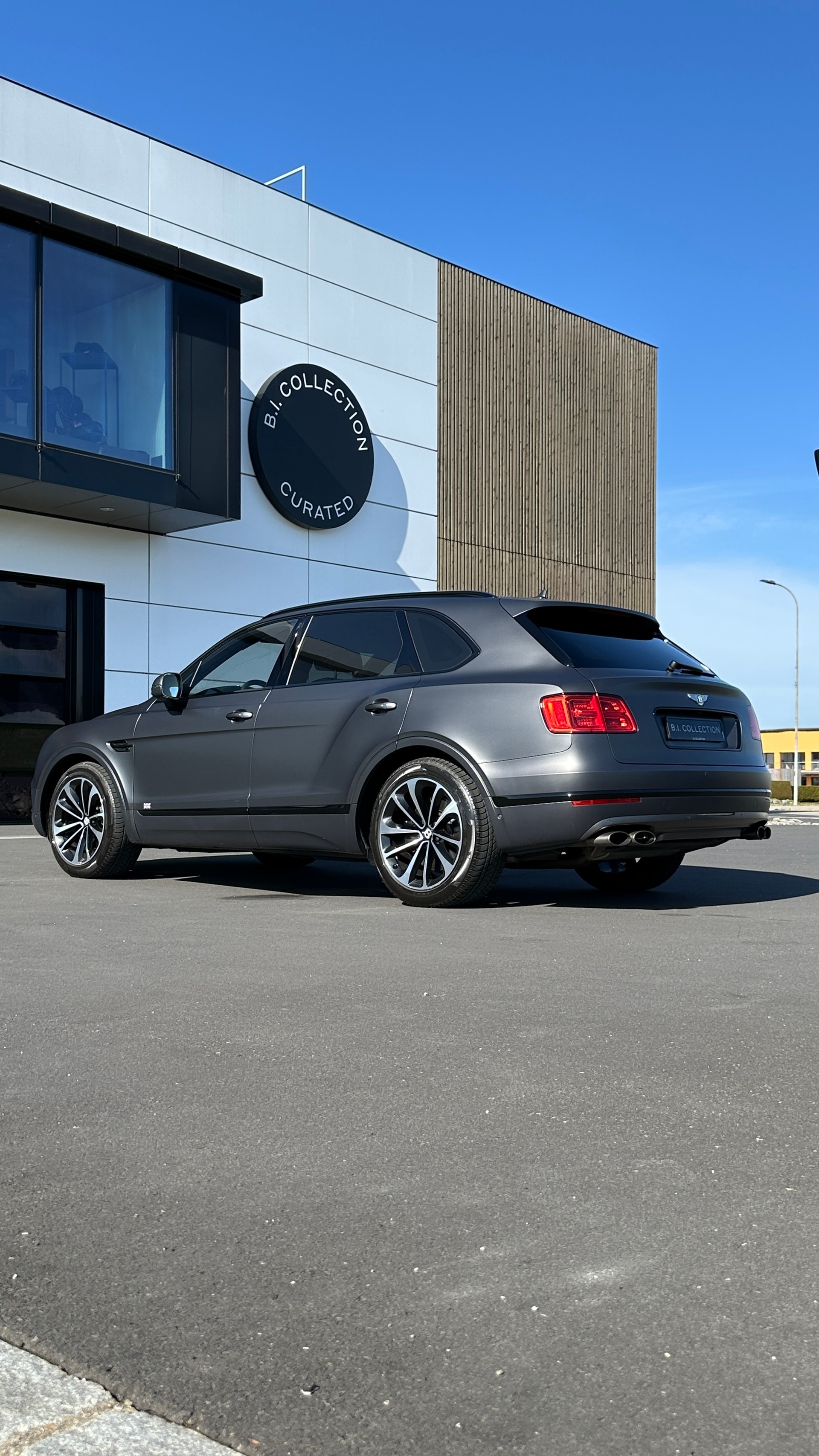 BENTLEY Bentayga W12-showroom-element-3