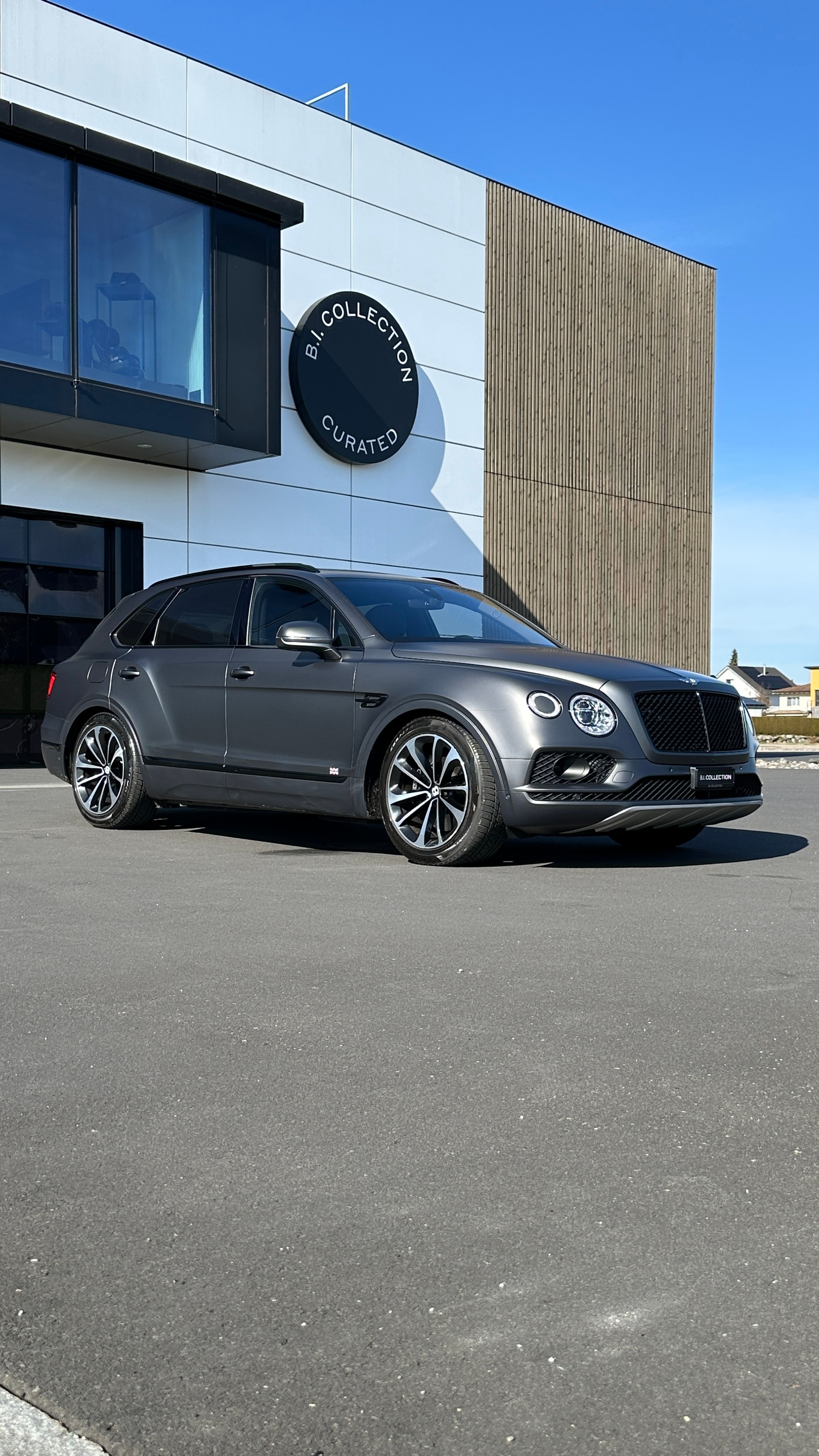 BENTLEY Bentayga W12-showroom-element-1