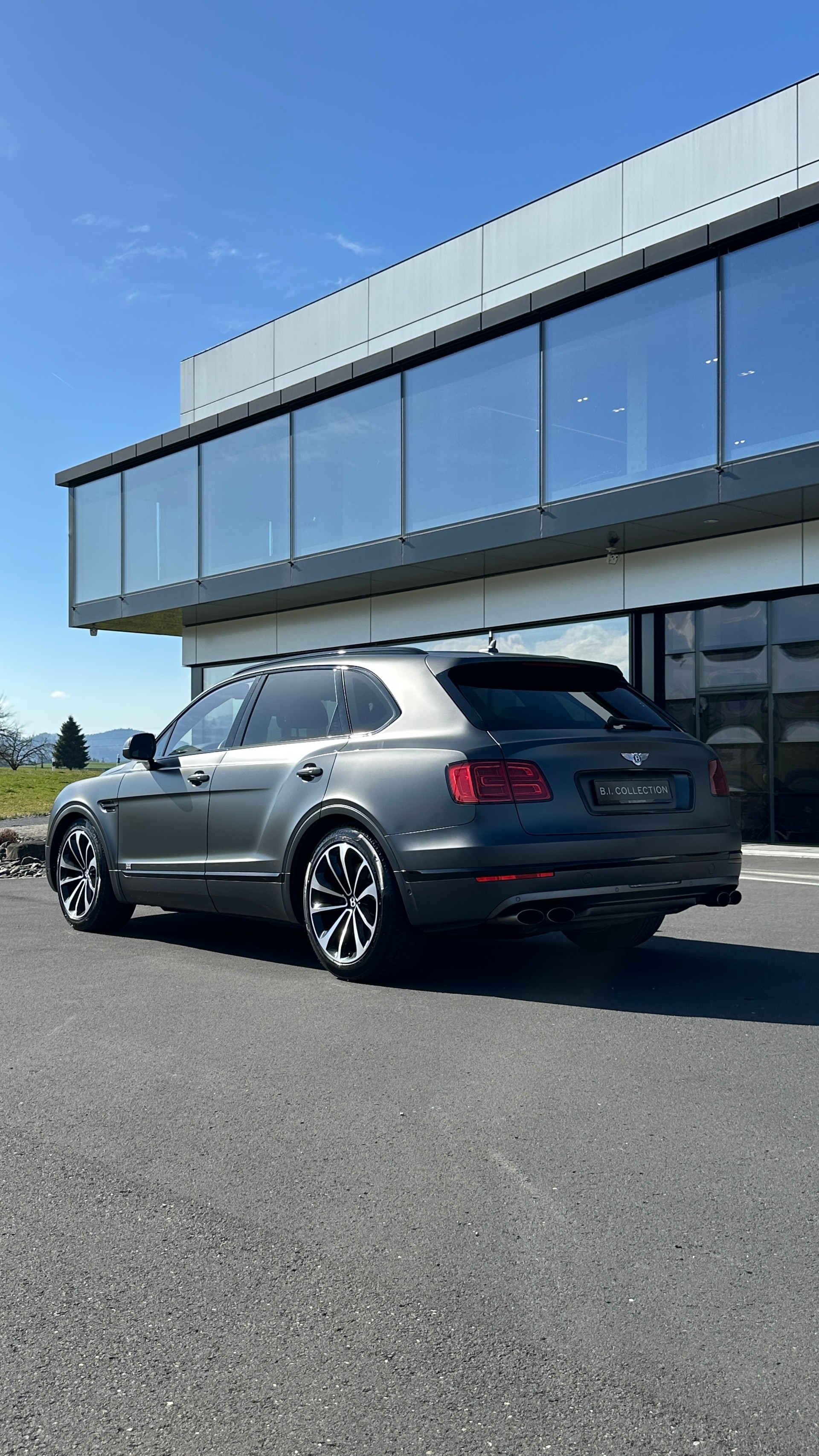 BENTLEY Bentayga W12-showroom-element-2