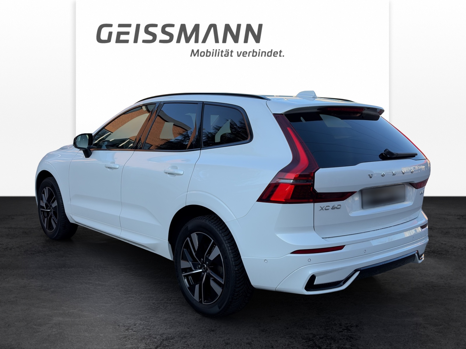VOLVO XC60 2.0 B5 MH Plus Dark AWD-showroom-element-2