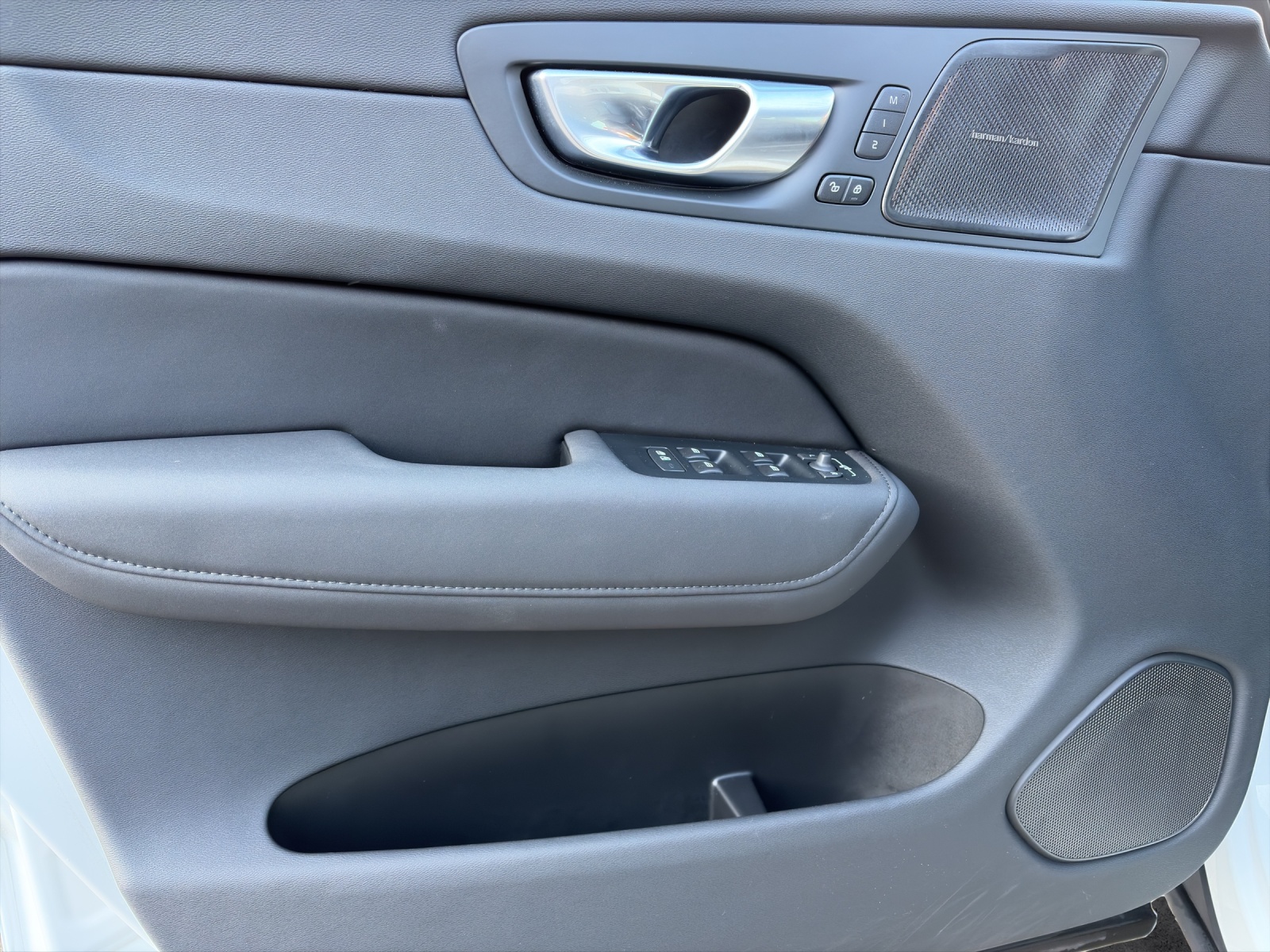 VOLVO XC60 2.0 B5 MH Plus Dark AWD-image-16