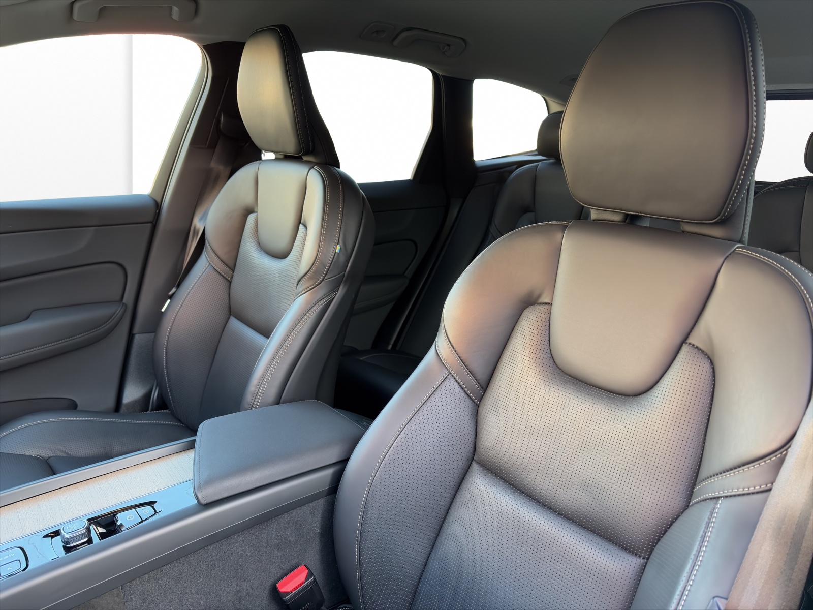 VOLVO XC60 2.0 B5 MH Plus Dark AWD-image-12