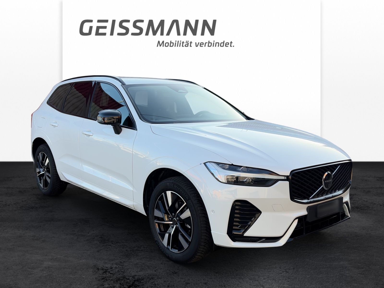 VOLVO XC60 2.0 B5 MH Plus Dark AWD-showroom-element-1